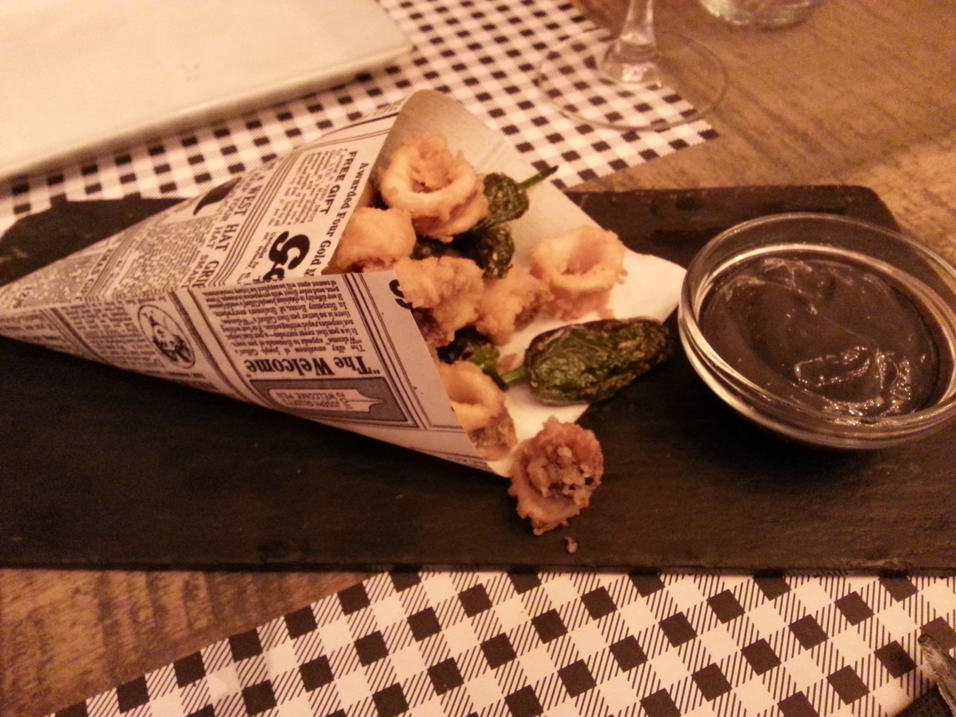 Cono de chipirones a la andaluza con pimientos de padrón