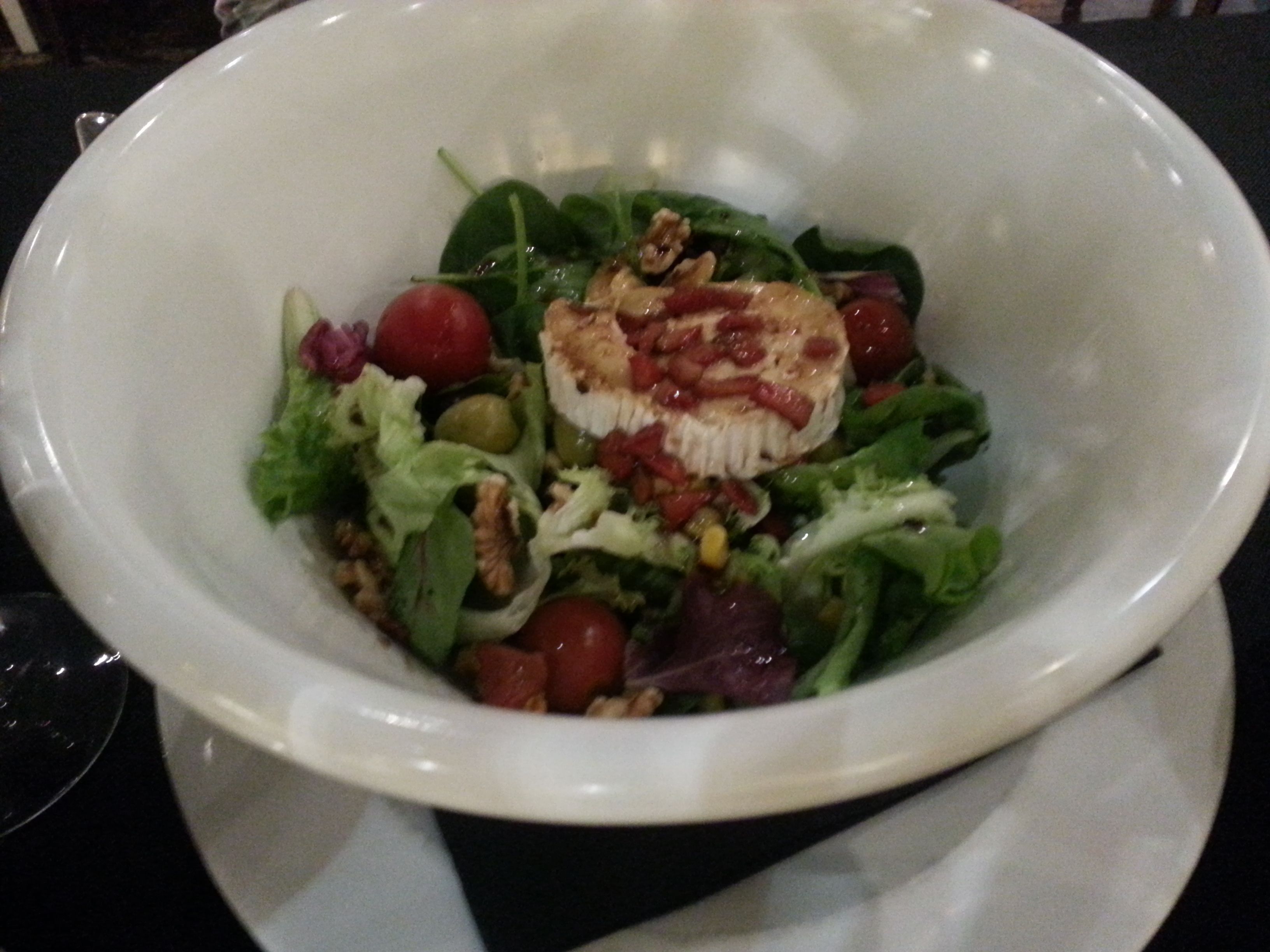 Ensalada de queso de cabra con vinagreta de miel y fresas
