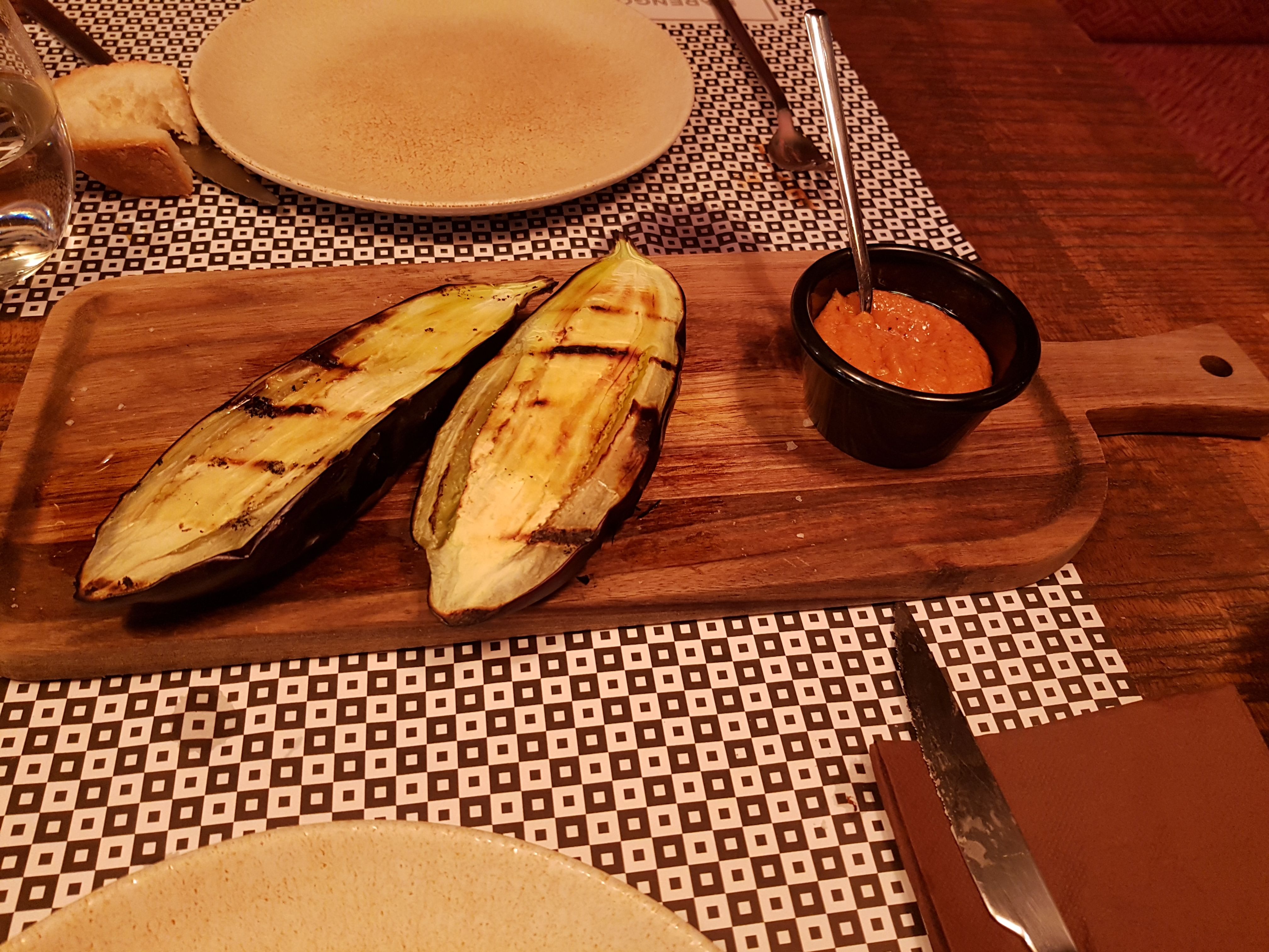 Berenjena fresca en su punto de brasa
