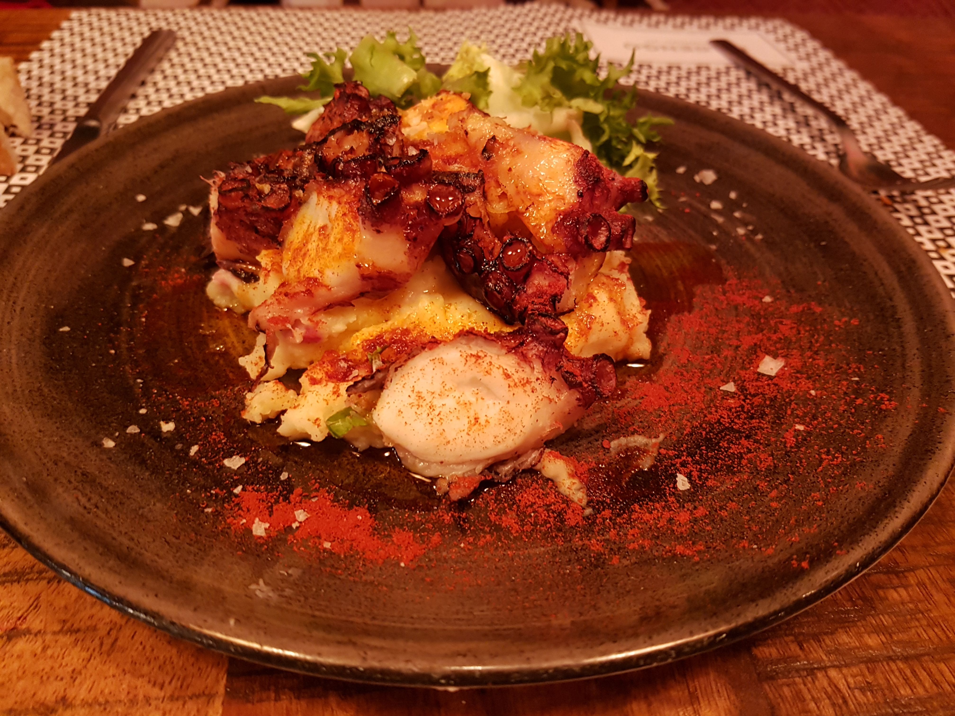 Pulpo braseado, puré de patata y Pimentón de la Vera