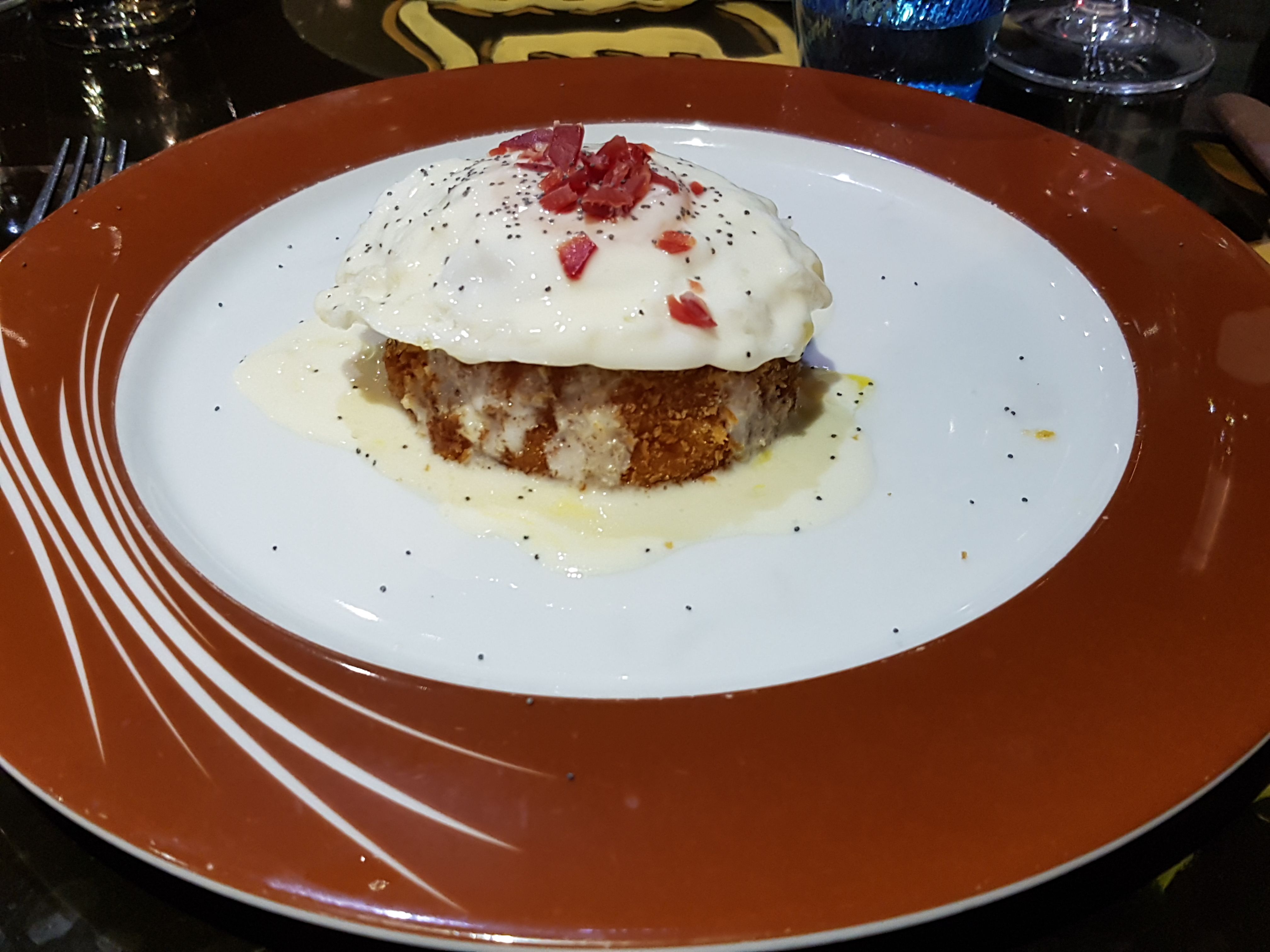 Croquetón casero de Jamón con Huevo y salsa de Parmesano trufada
