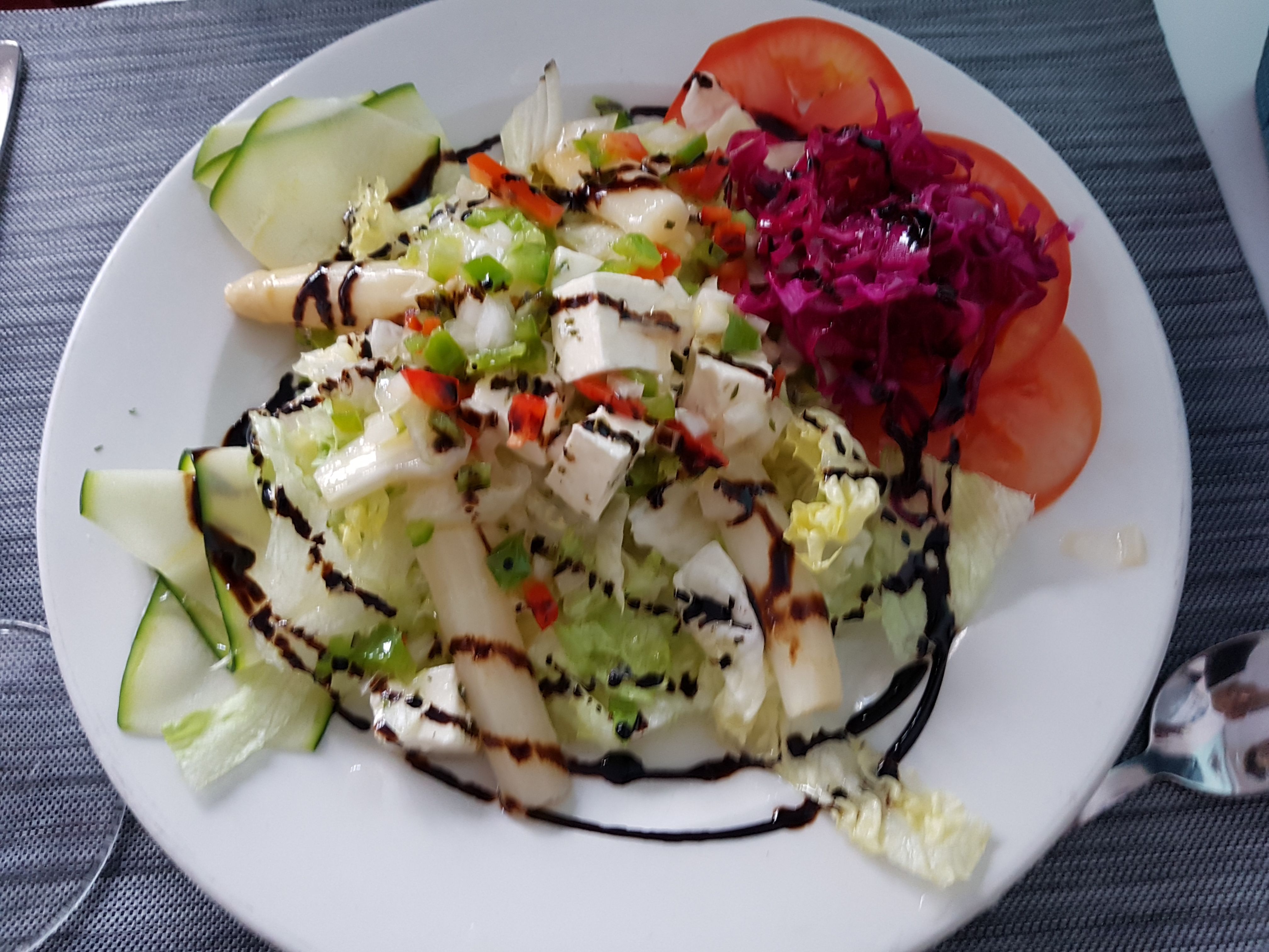 Ensalada de espárragos con queso fresco