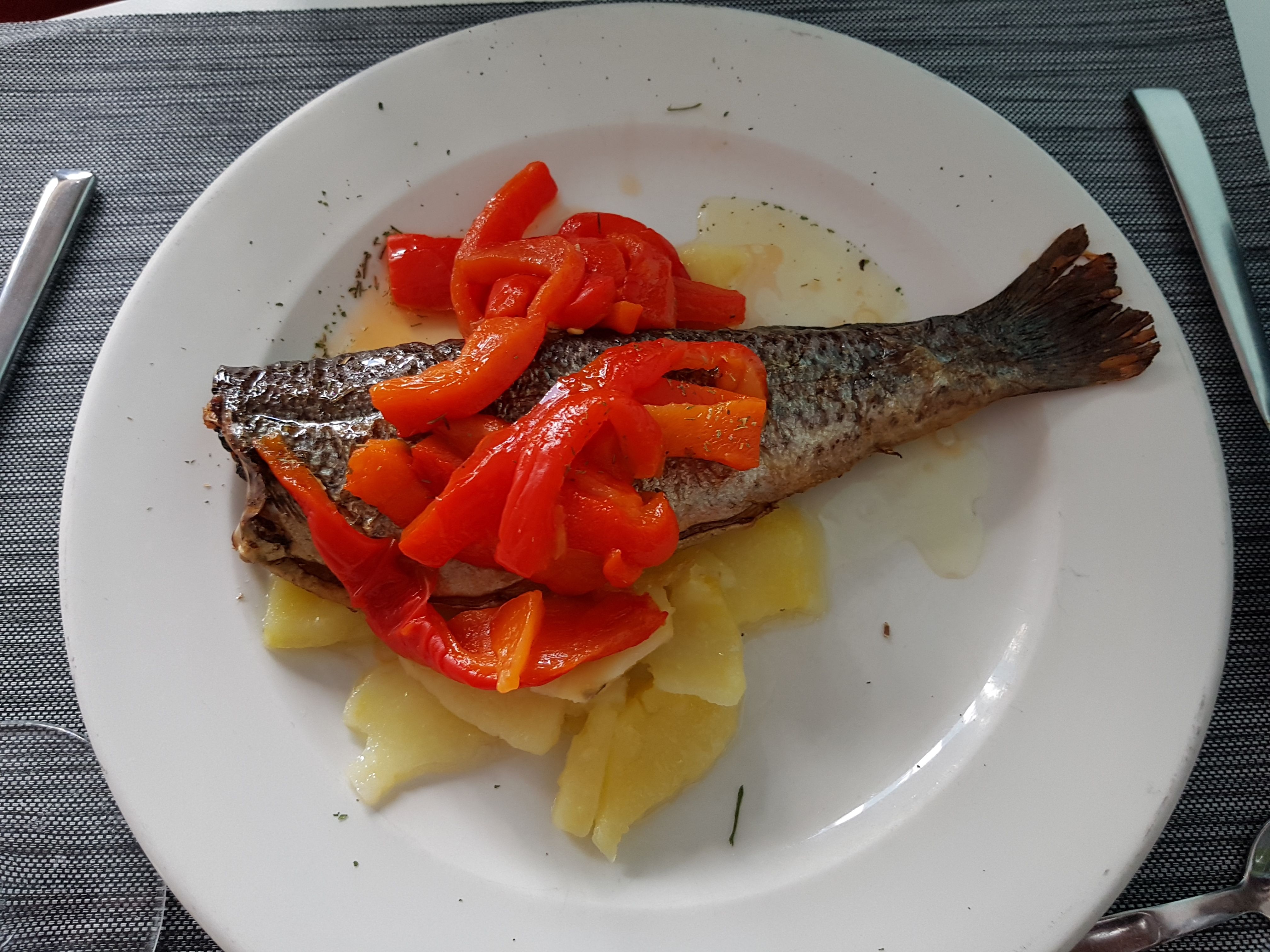 Trucha a la plancha con pimientos
