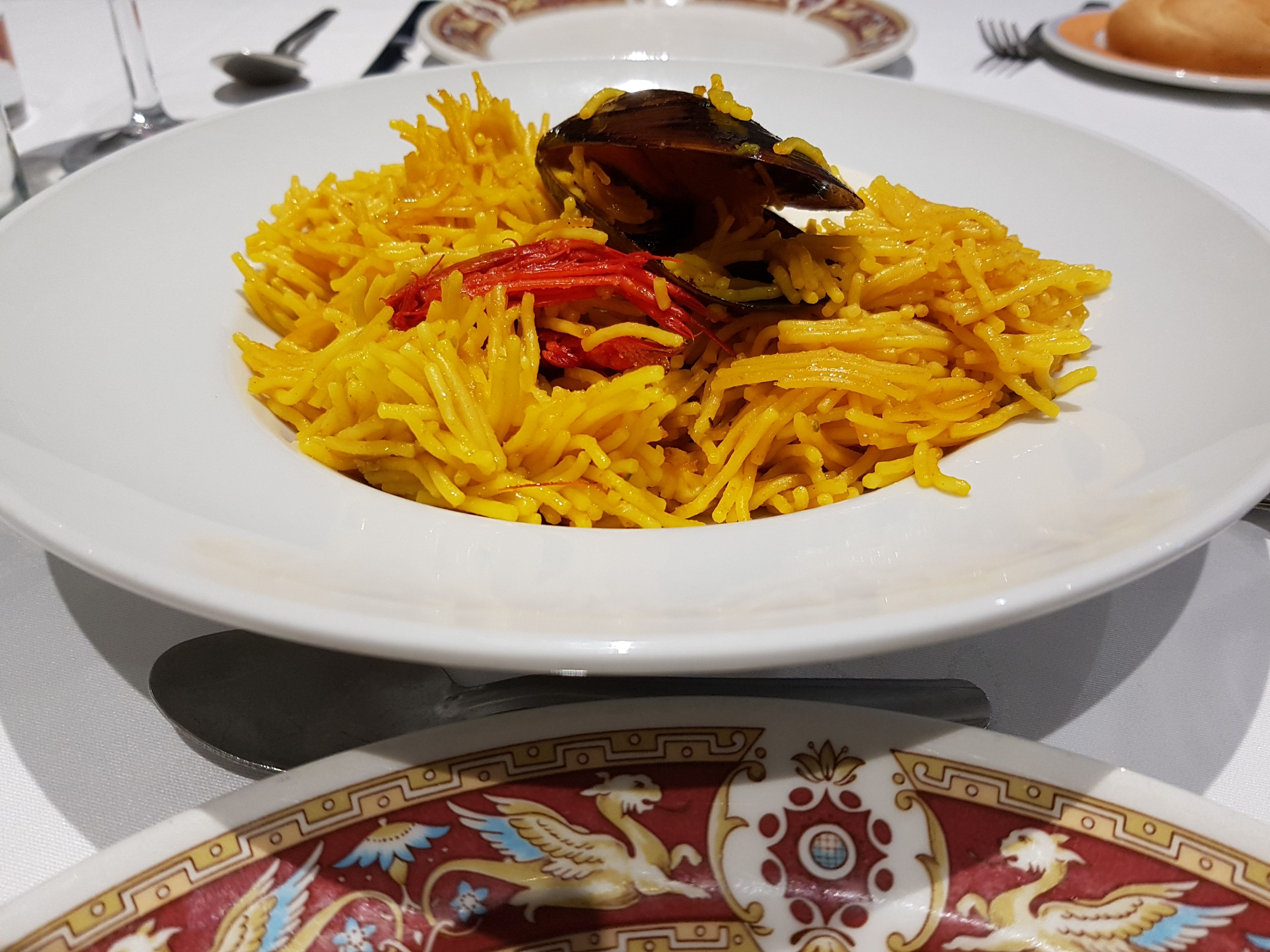 Fideuá Marinera con Sepia, Gambas, al estilo pescadores con alioli