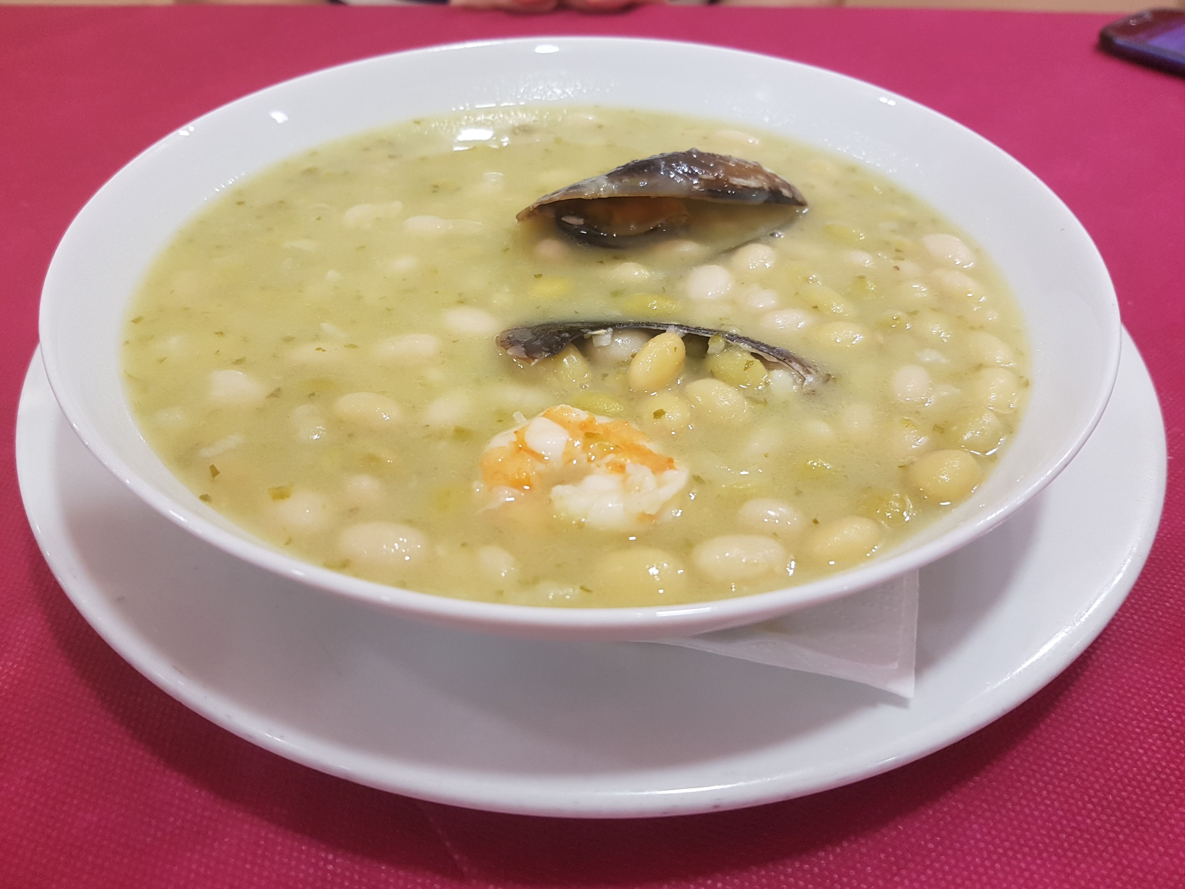 Pochas guisadas en salsa Marinera con mejillones