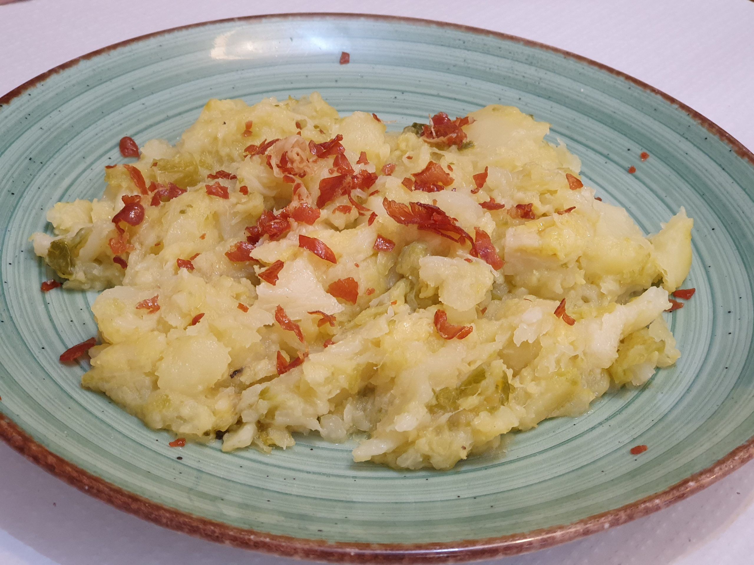 Col de hoja y patatas rehogadas con ajos