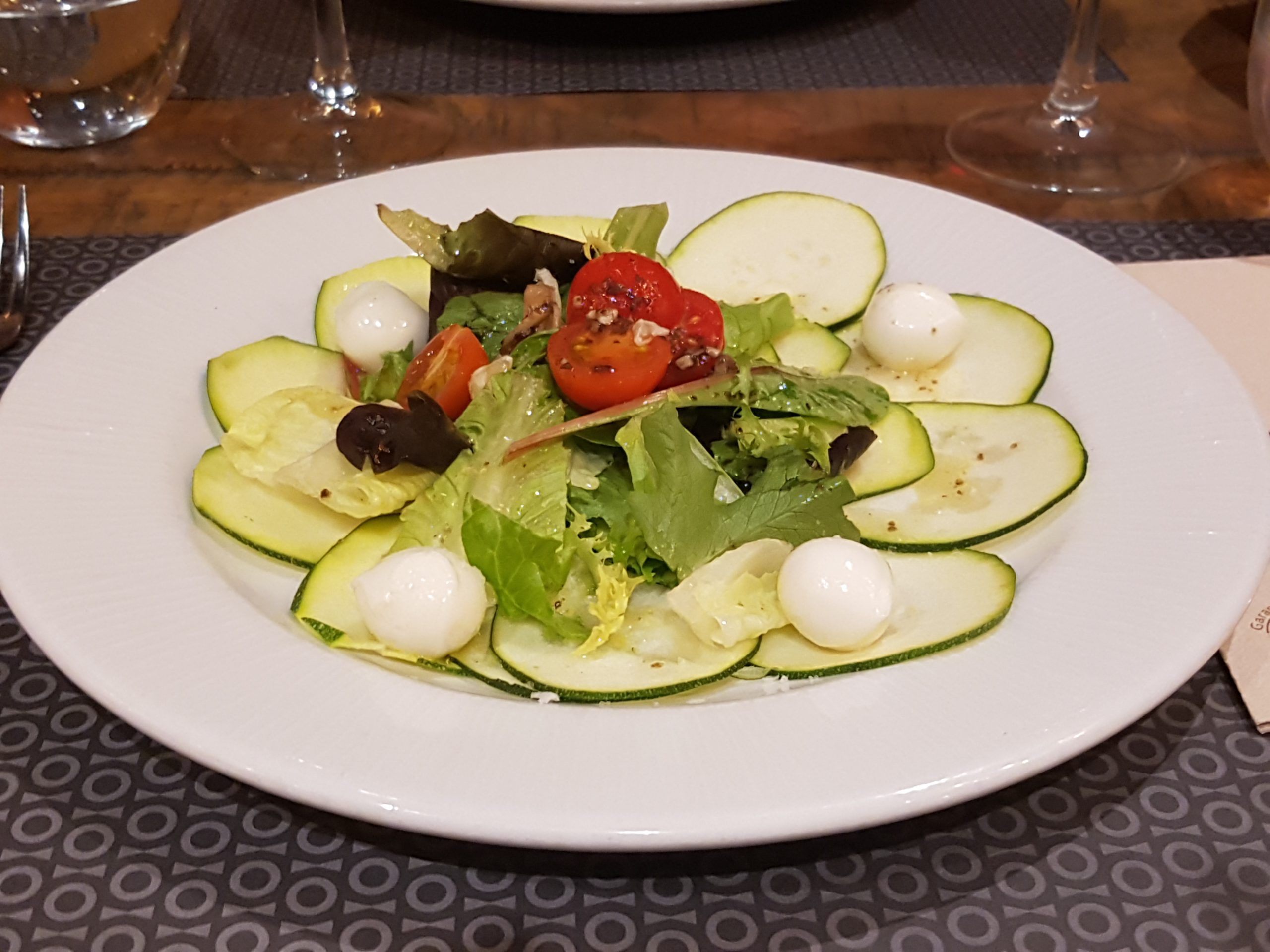 Carpaccio de Calabacín con perlas de Mozarella y tomatitos