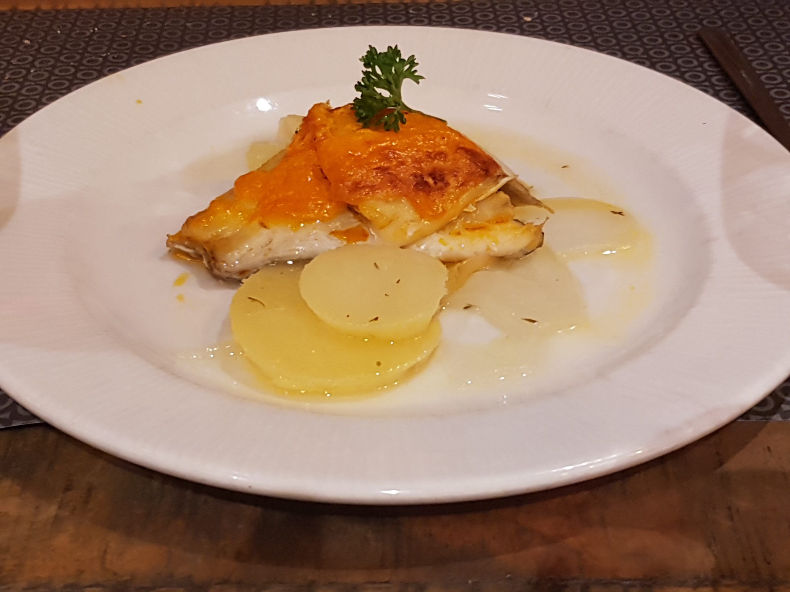 Bacalao al Horno al gratén de piquillos y patatas panadera