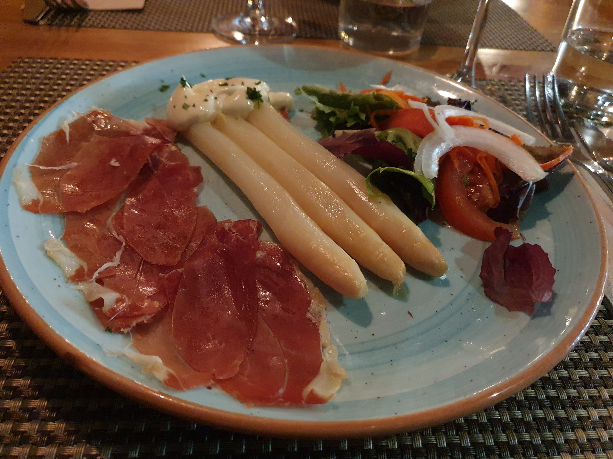 Espárragos blancos con jamón
