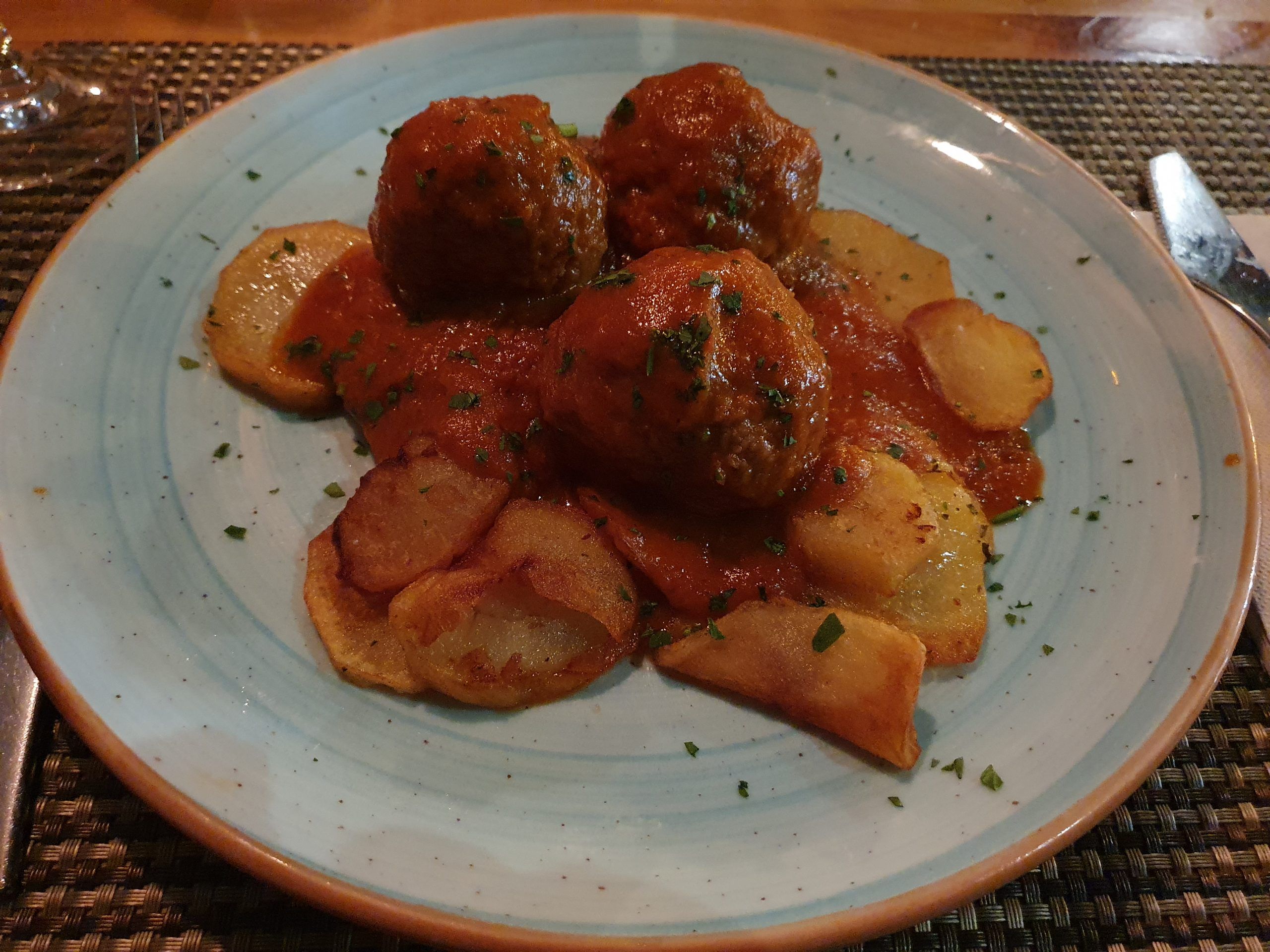 Albóndigas de vaca vieja con salsa y patatas de la casa