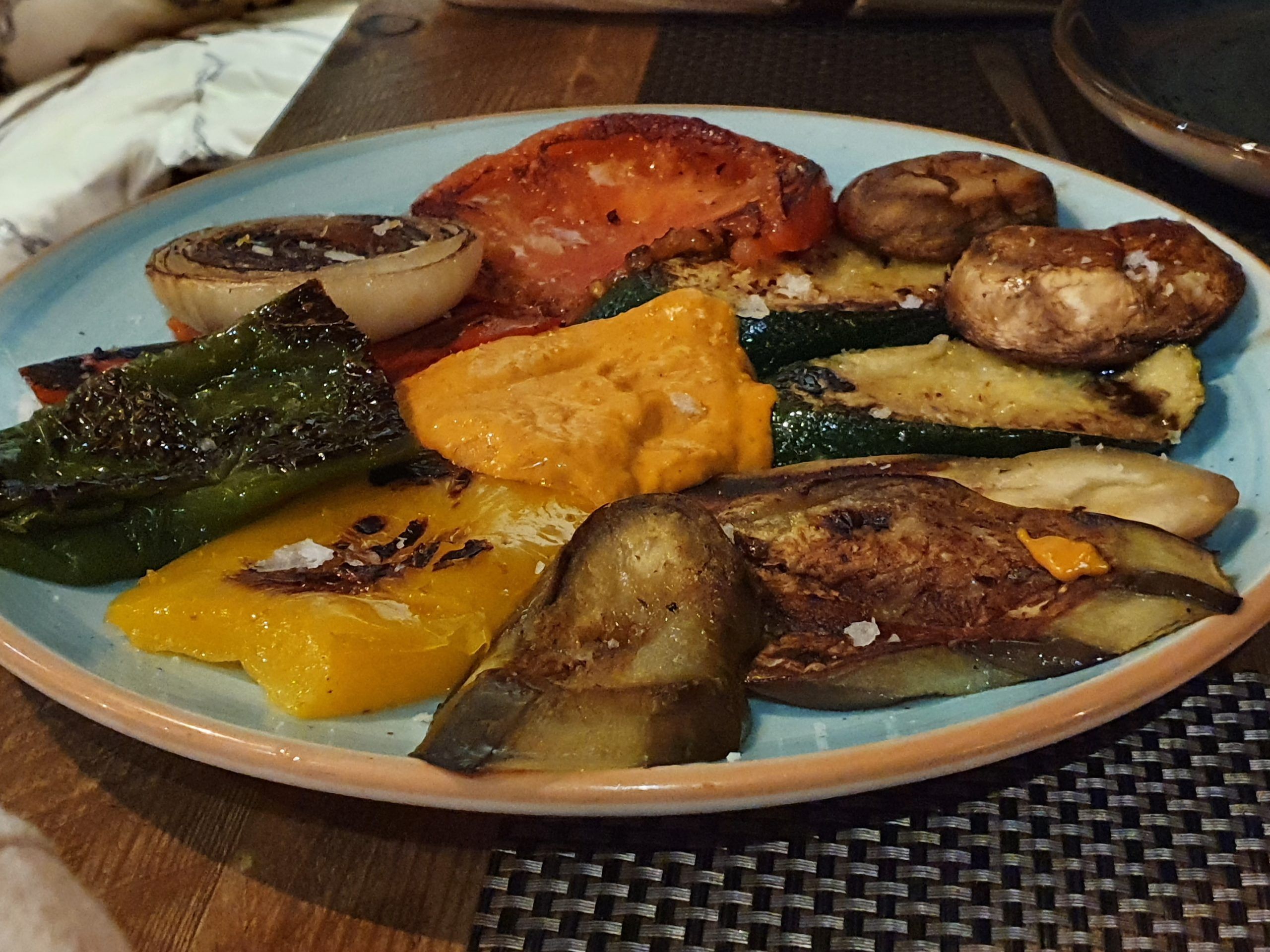 Parrillada de verduras con salsa romescu