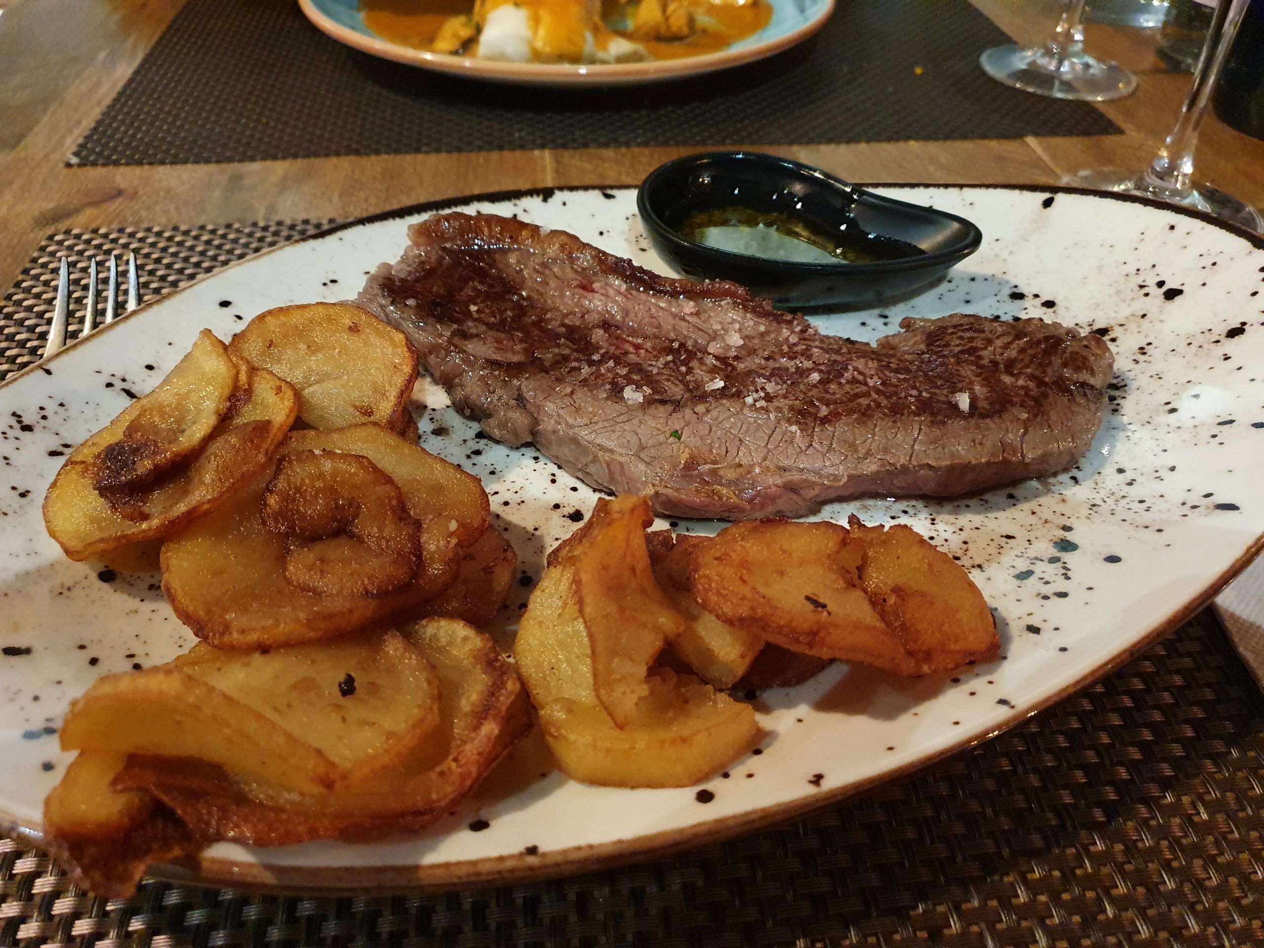 Picaña a la plancha con salsa chimichurri y patatas de la casa (Supl. 2,00€)