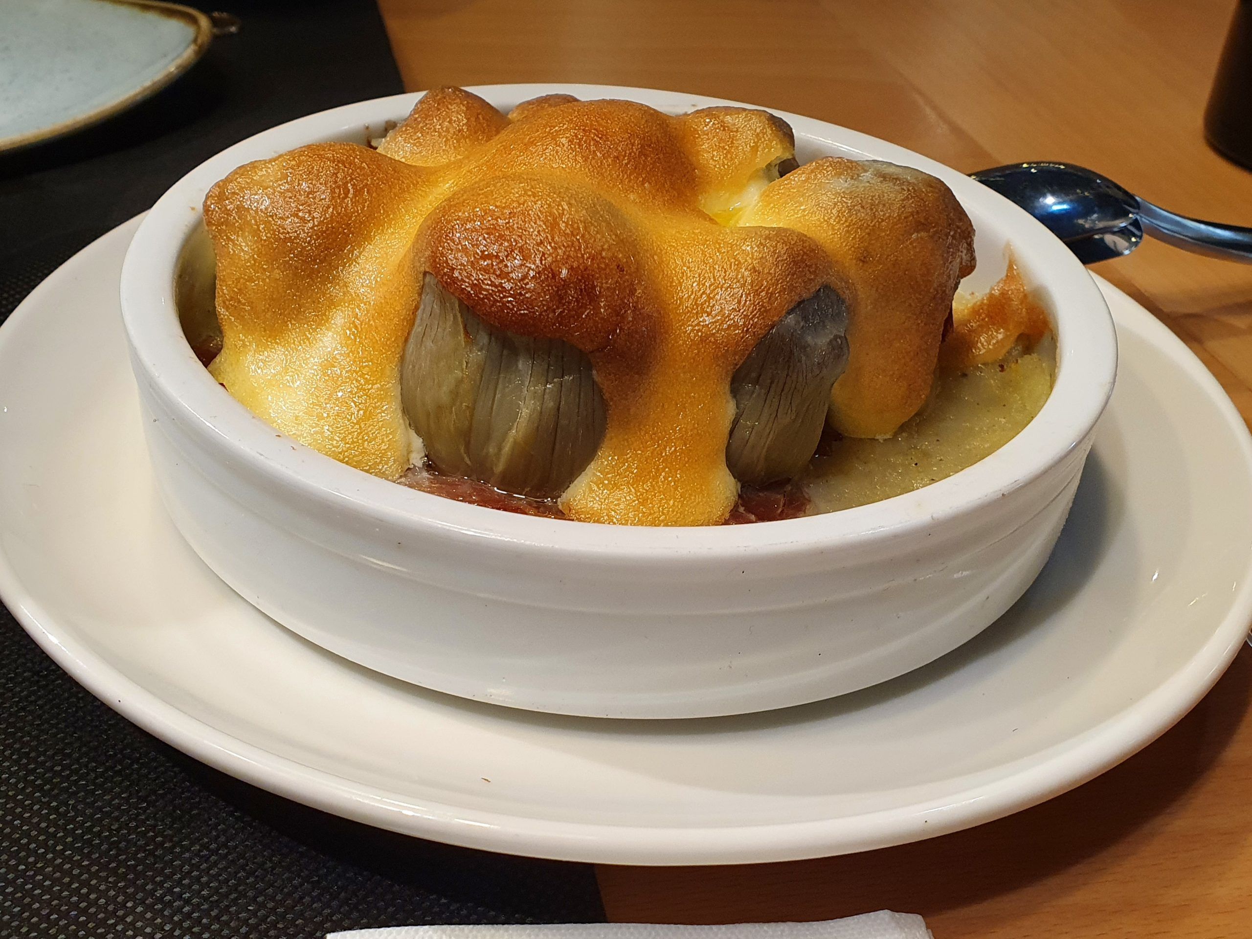 Alcachofas al gratén con jamón y patata trufada
