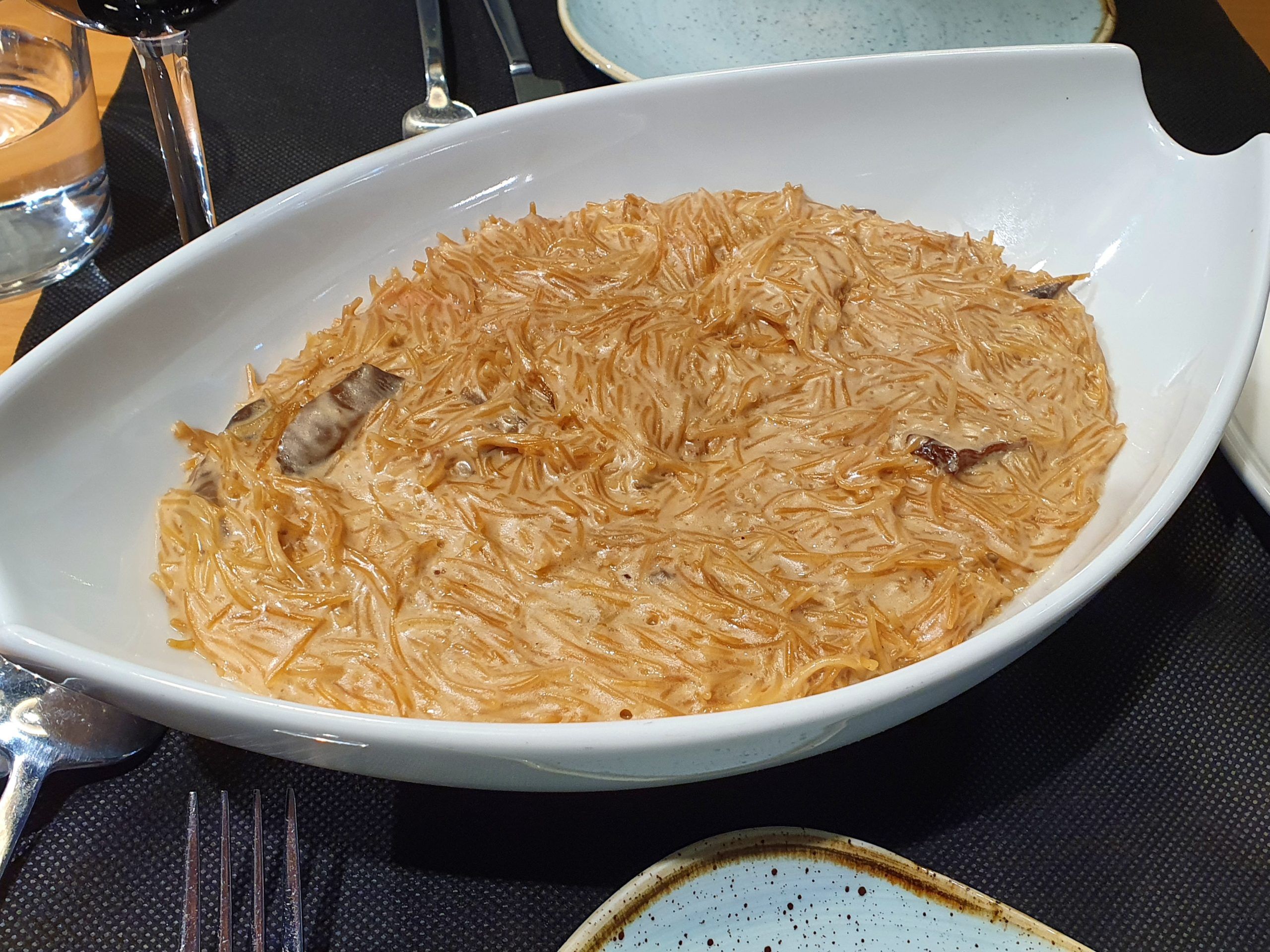Fideos cremosos con hongos
