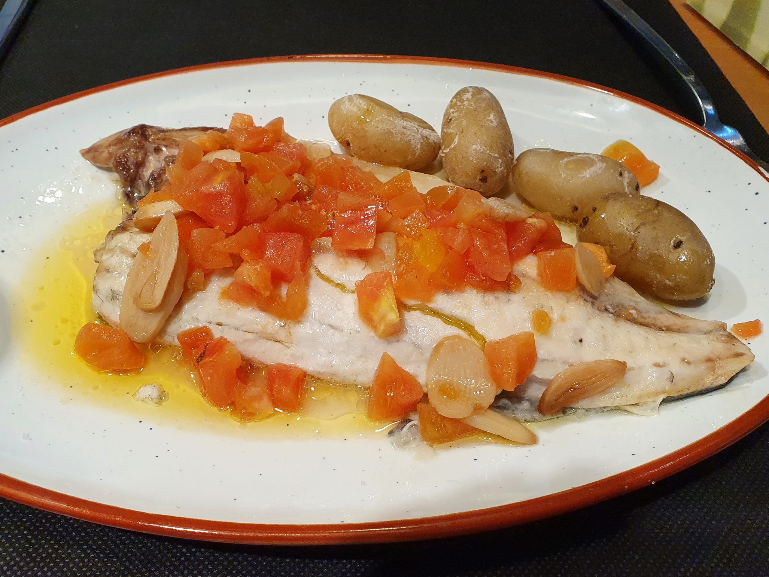 Lomo de lubina al vapor con Orio fino de tomate