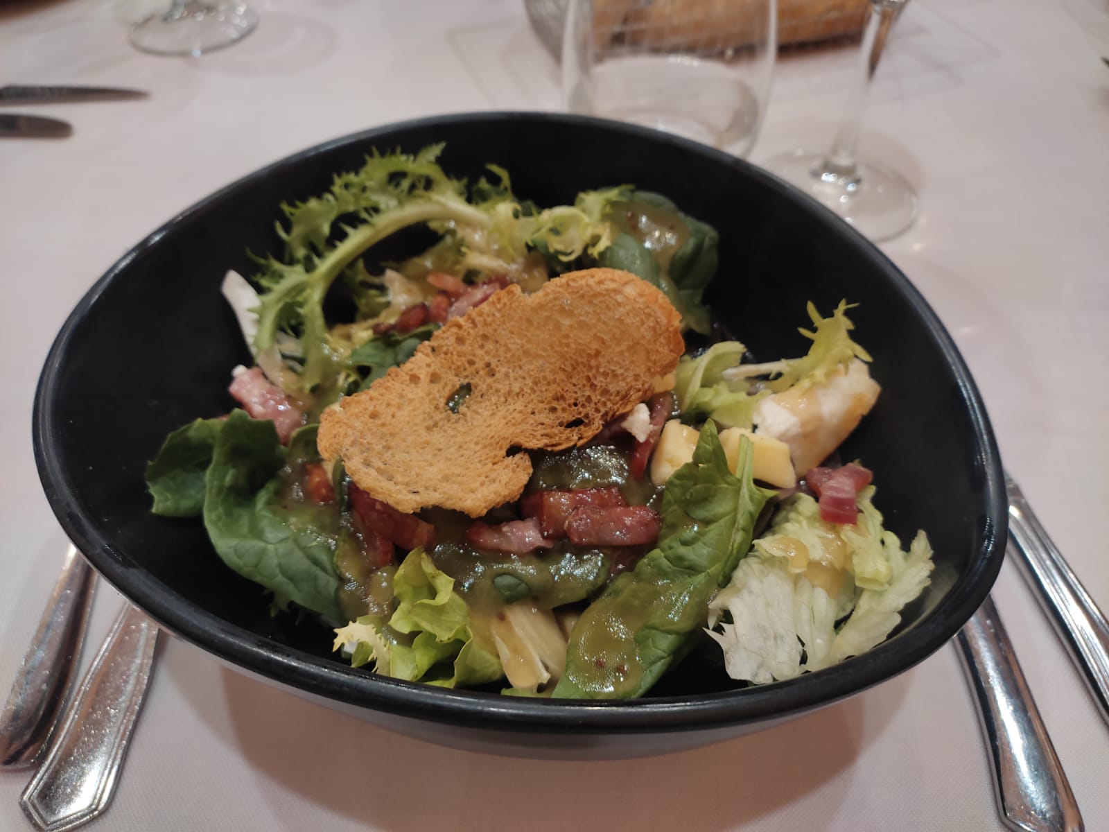 Ensalada de quesos con con bacon frito, frutos secoso y vinagreta de miel
