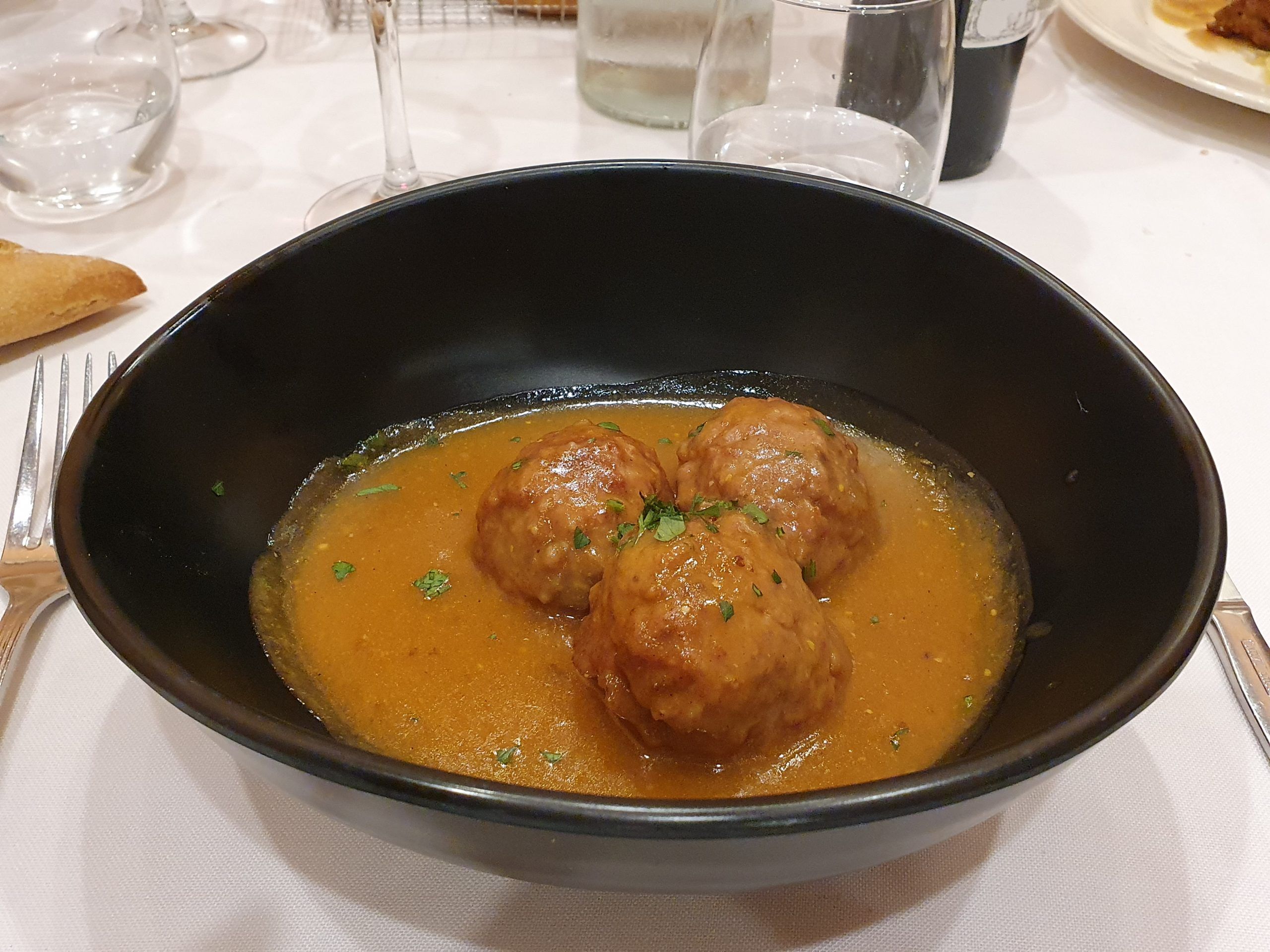 Albóndigas caseras en salsa de mostaza