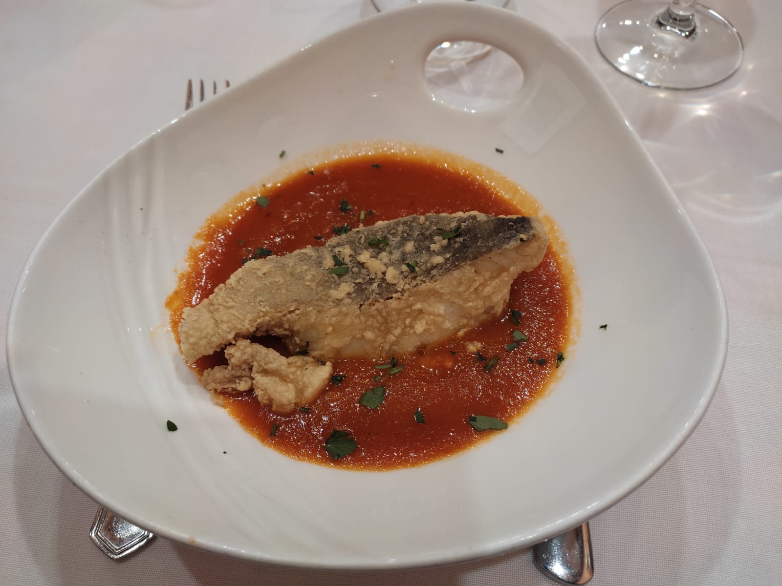 Bacalao frito sobre  guiso de chilindrón  a la antigua