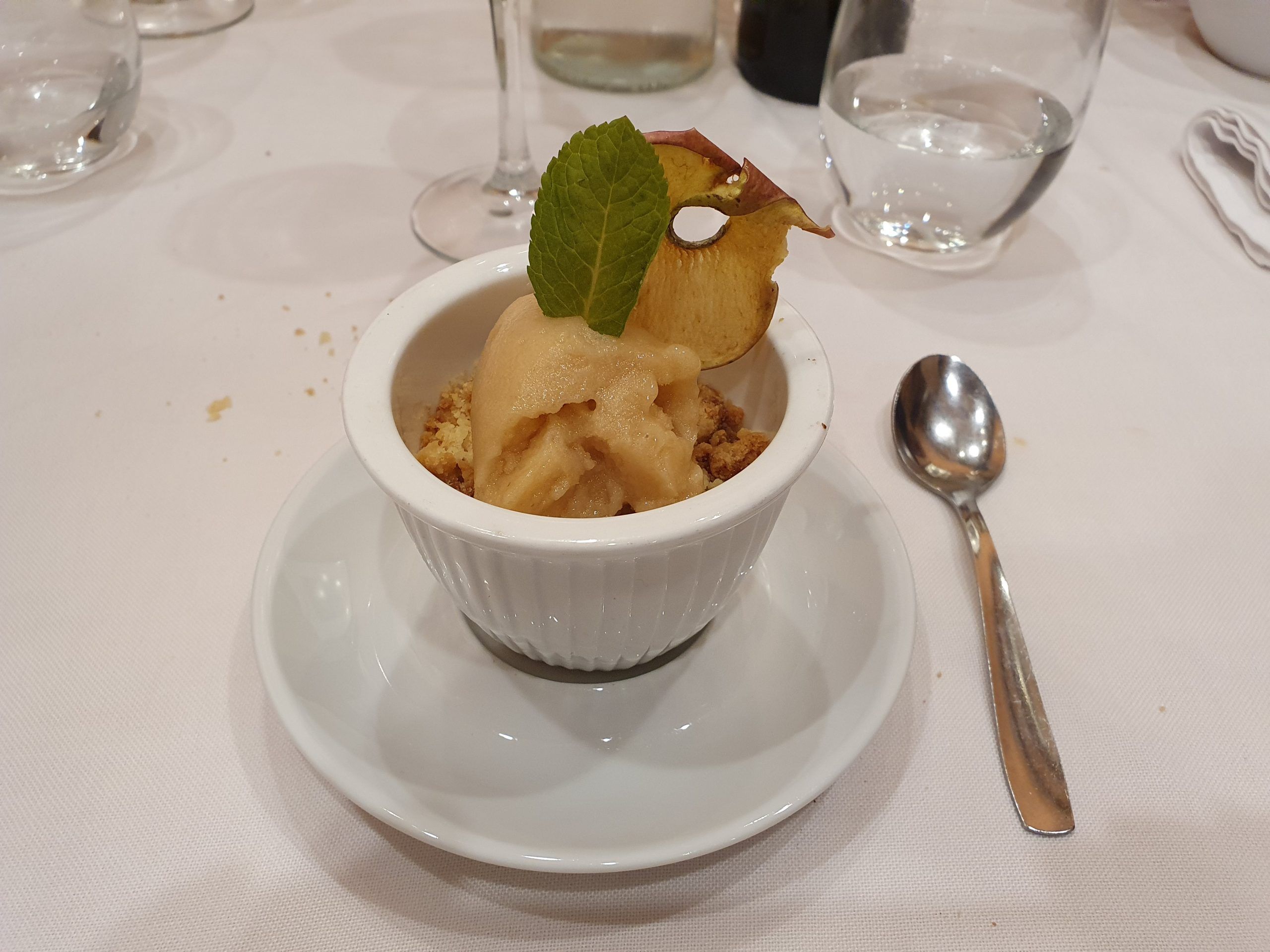 Apple crumble con su helado