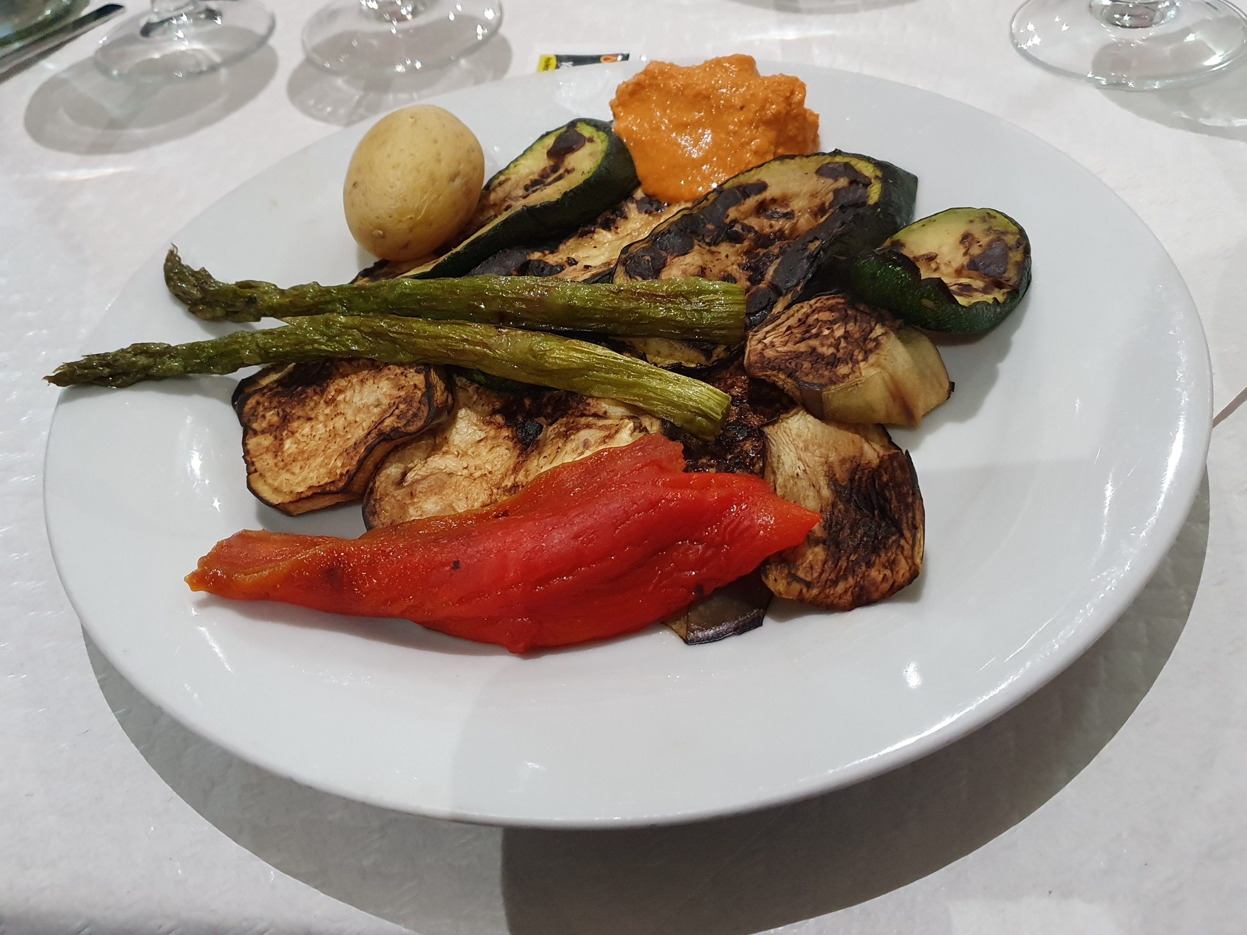 Verduras a la brasa con romescu