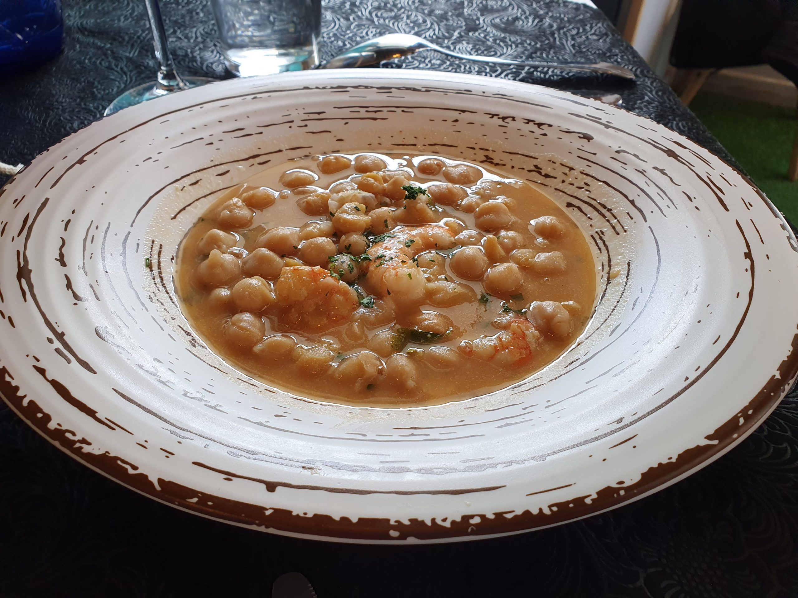 Garbanzos a la marinera con gambas