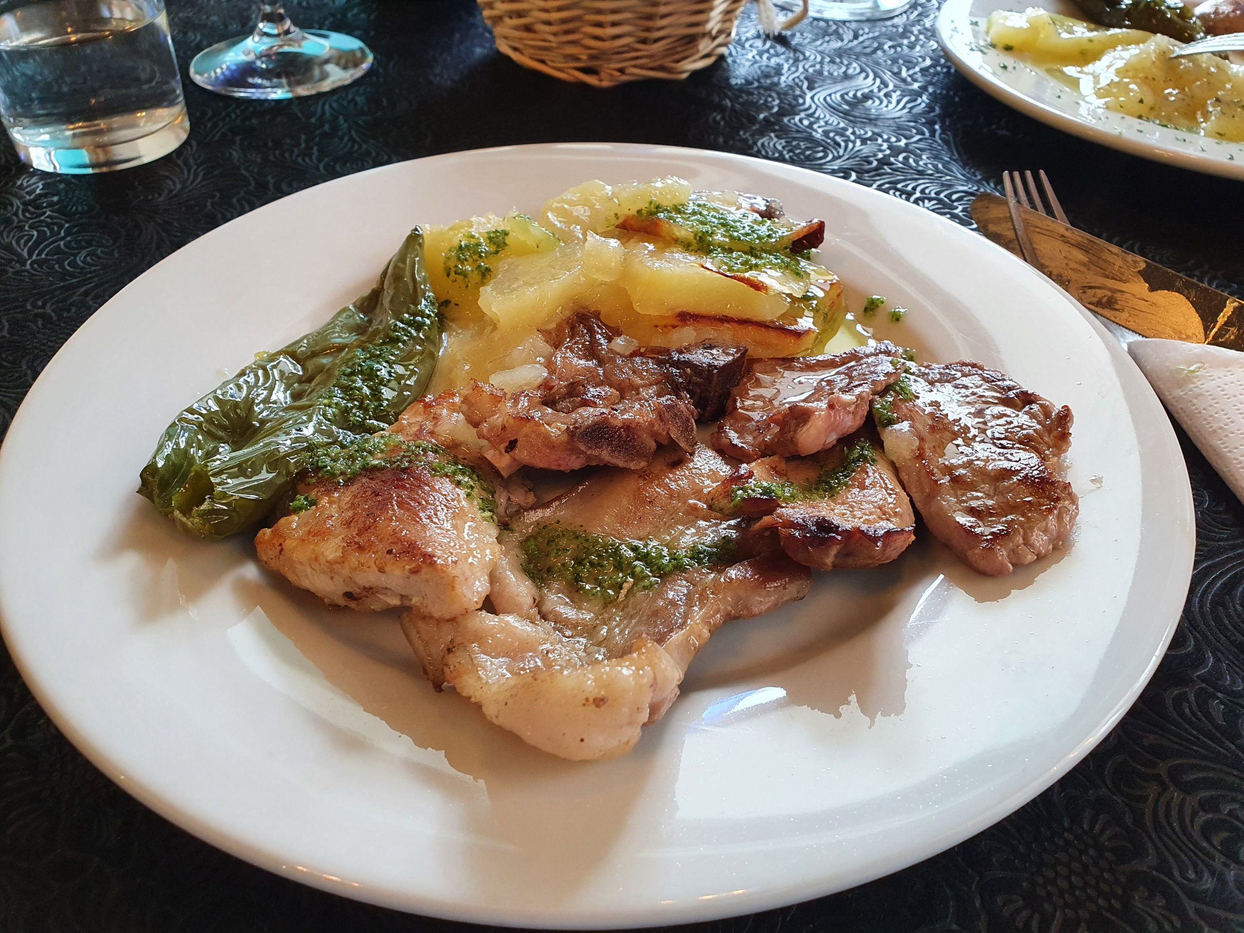 Parrillada de carnes con panaderas y pimiento verde