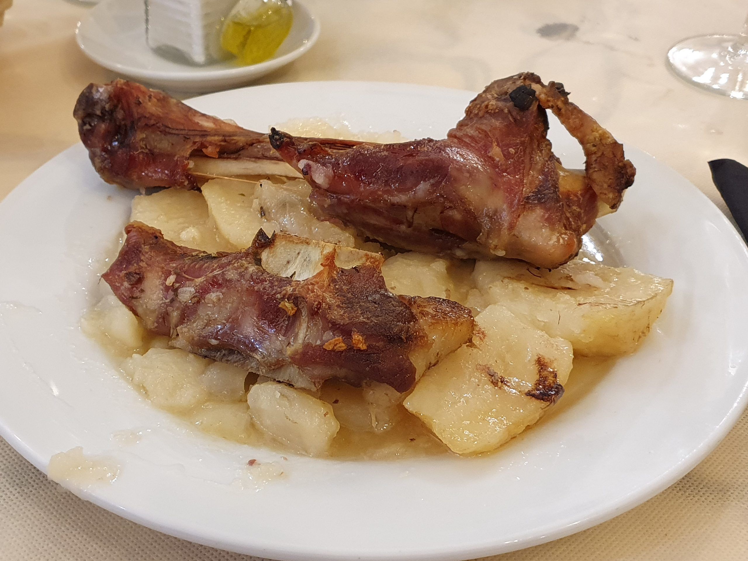 Ternasco asado con patatas panadera