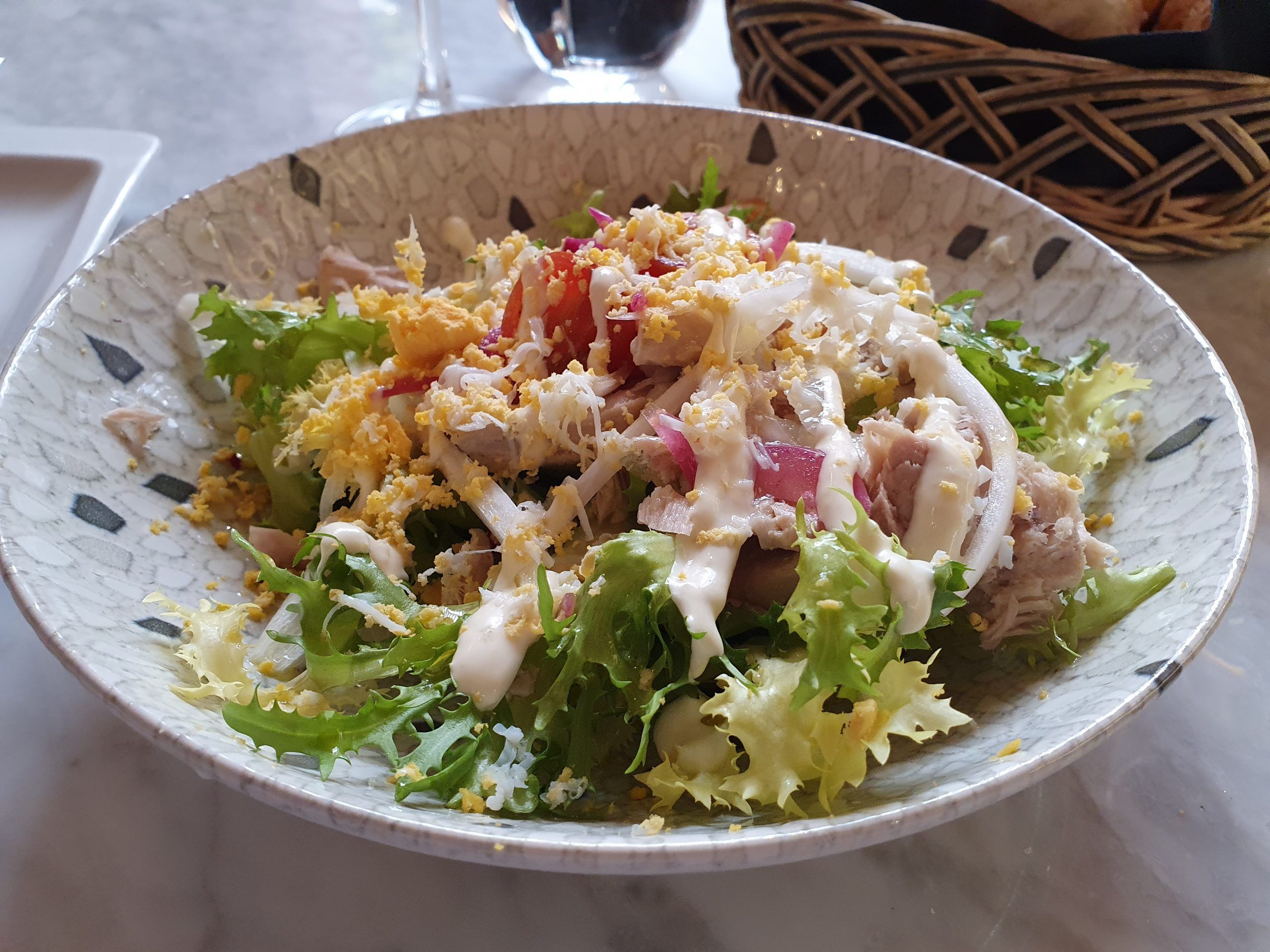 Ensalada de escarola con atún escabechado casero y salsa de anchoas