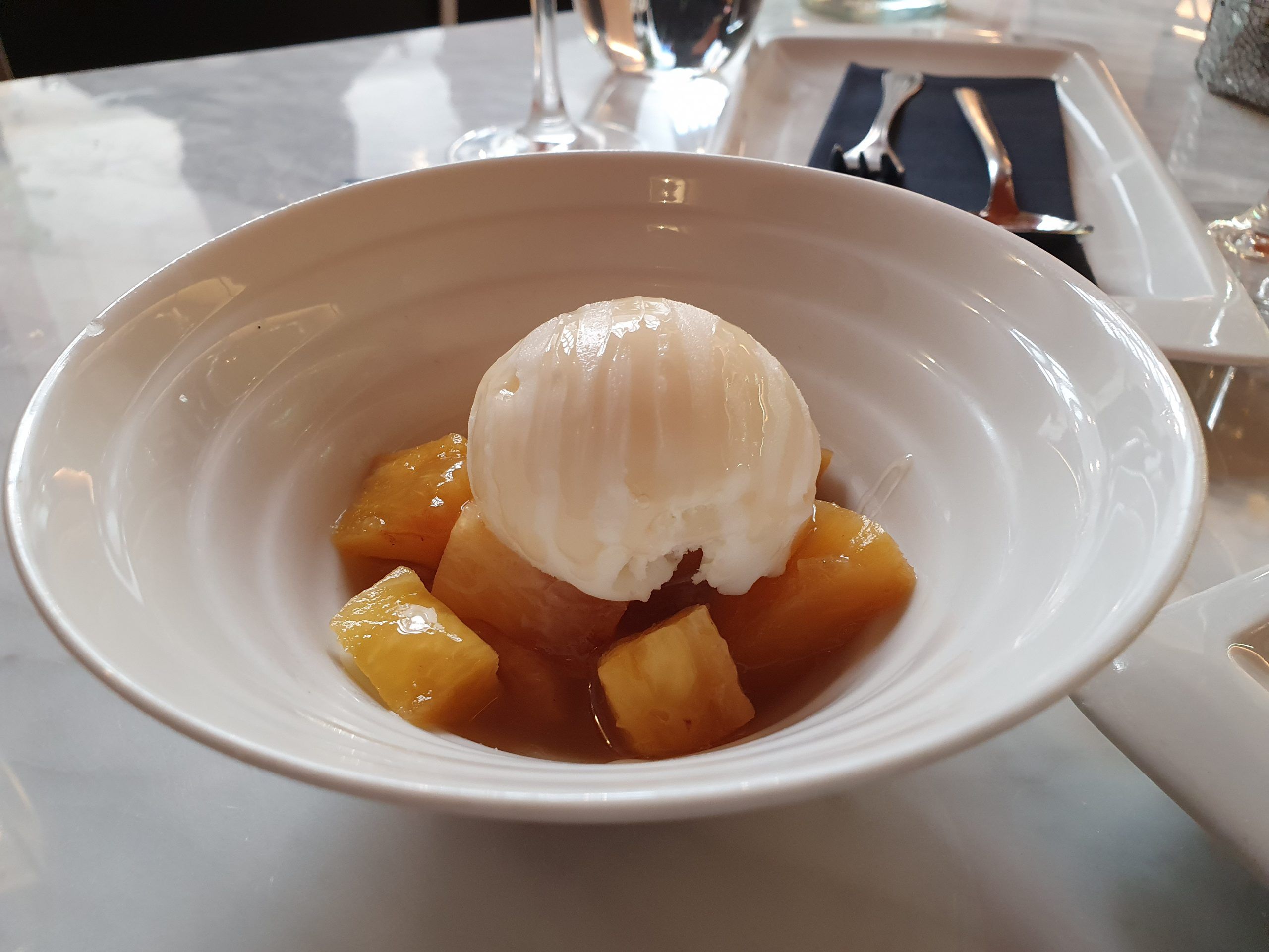 Piña asada borracha, lima y limón
