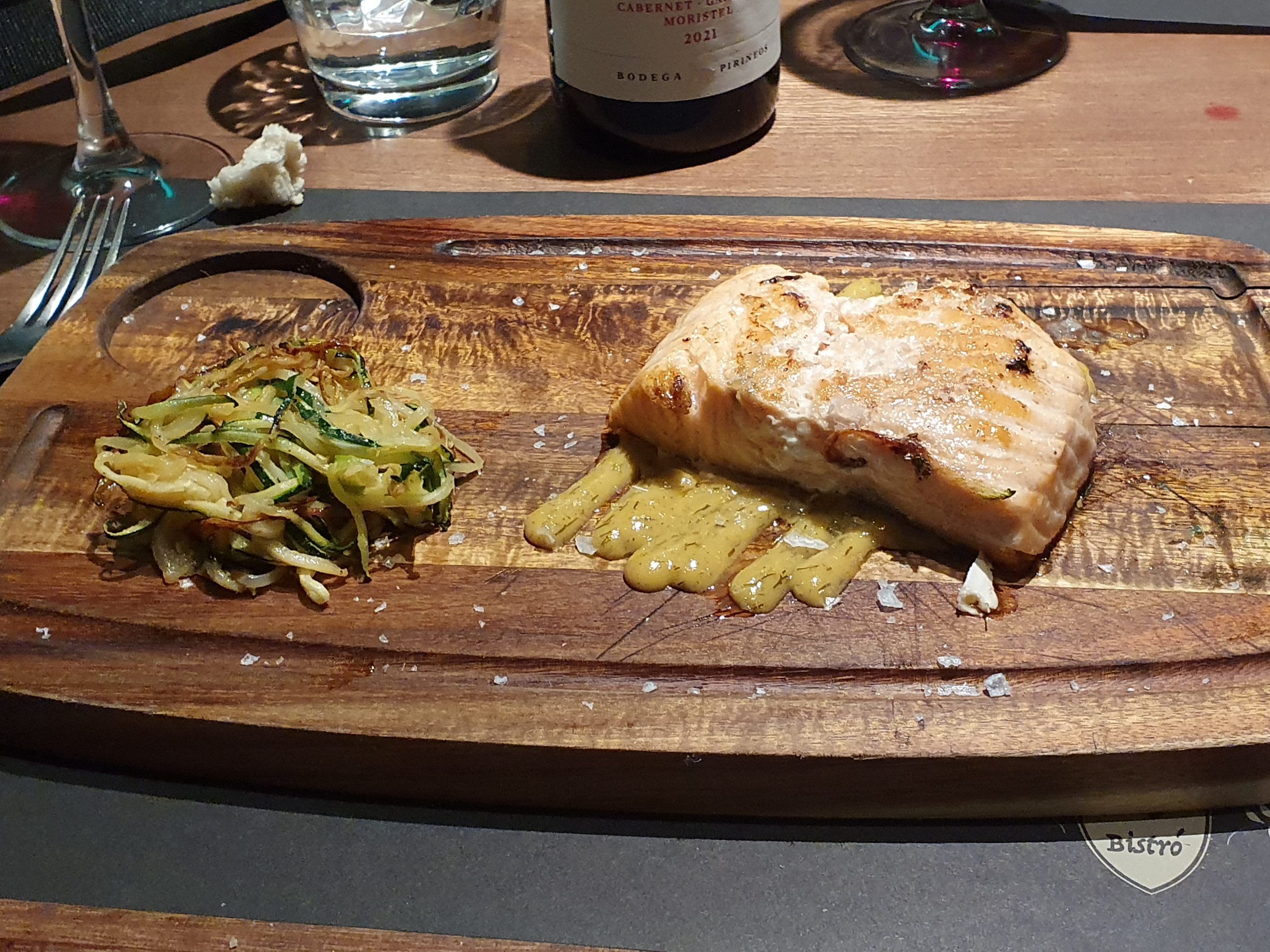 Salmón marinado con espagueti de calabacín