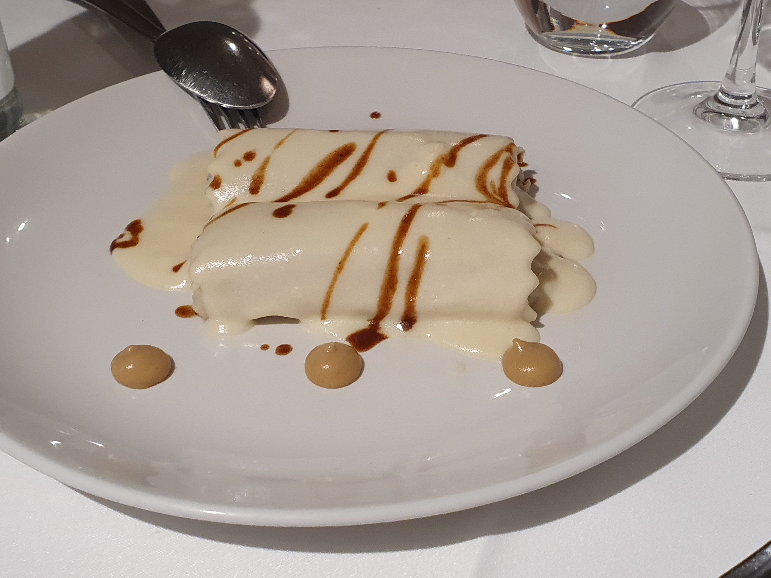 Canelones de gallina y trufa (+ 4,00€)