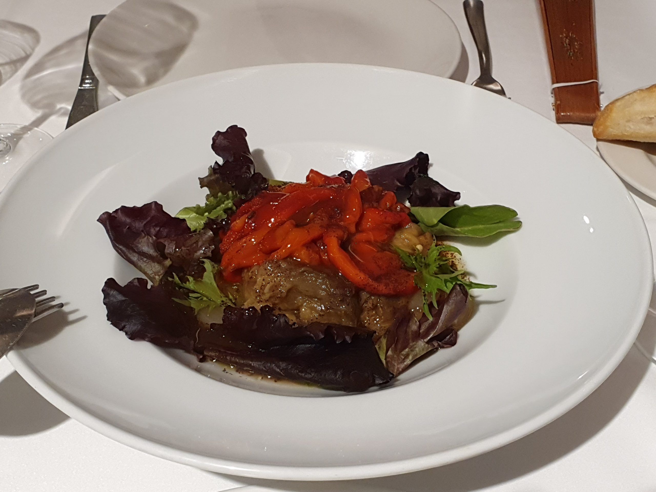 Verduras asadas con caldo de anchoas, olivas y orégano