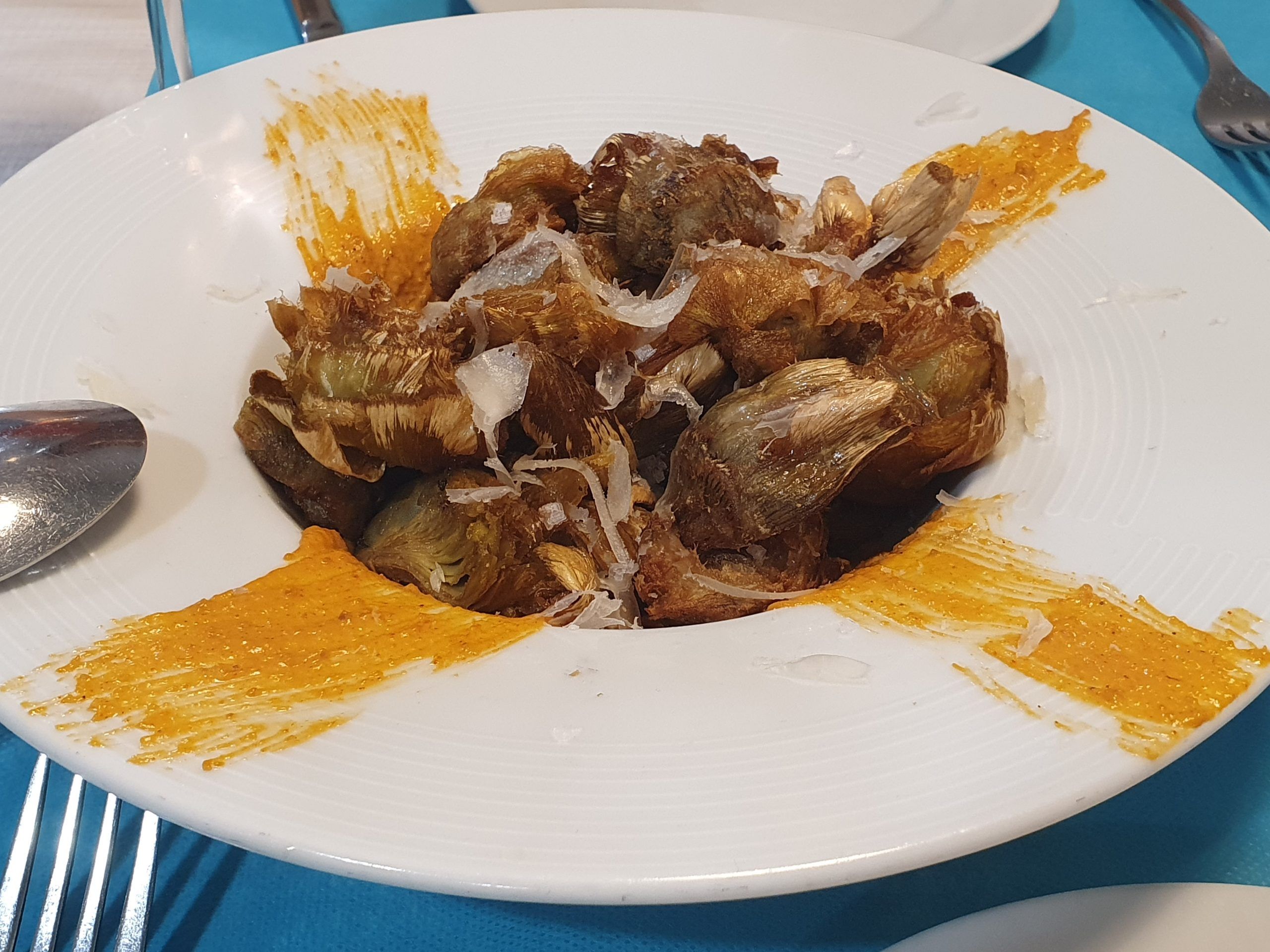 Alcachofas fritas sobre romesco con lascas de Idiazabal