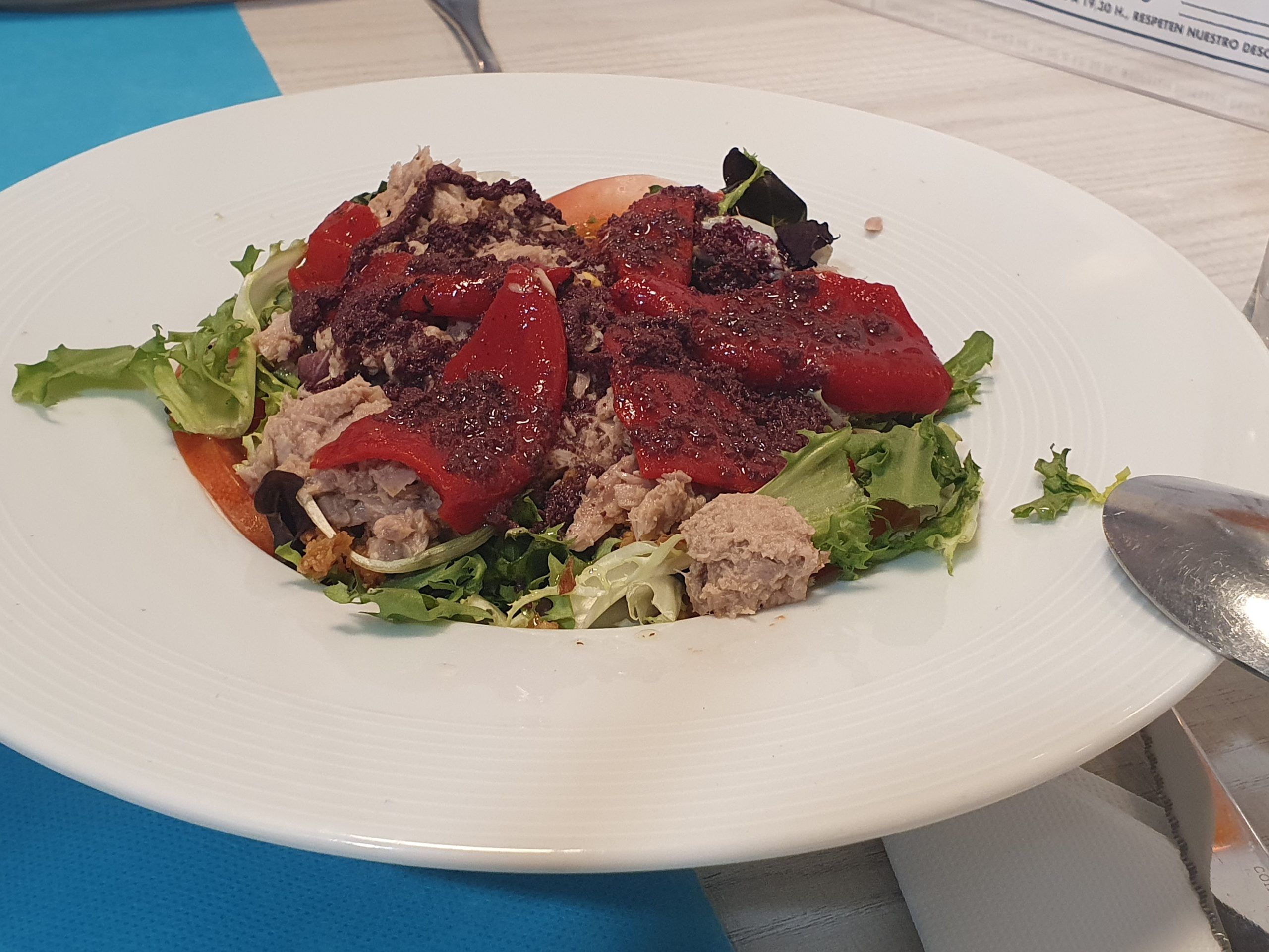 Ensalada de piquillos y atún con vinagreta de aceitunas