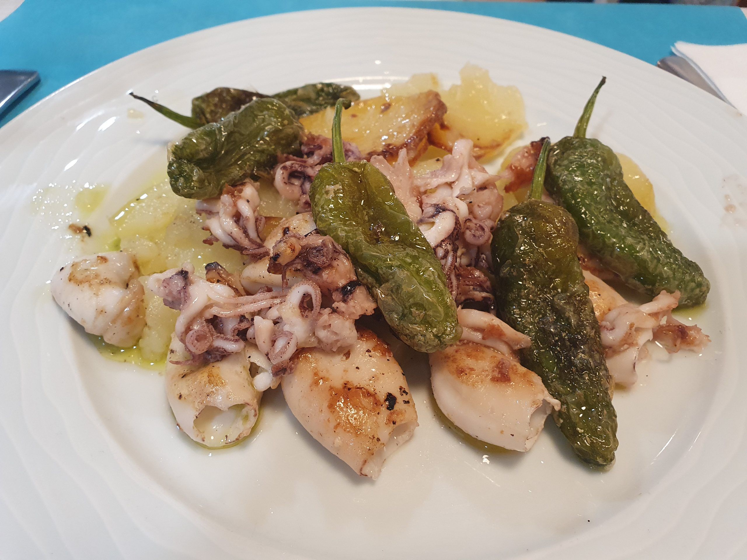 Chipirones a la plancha con padrones