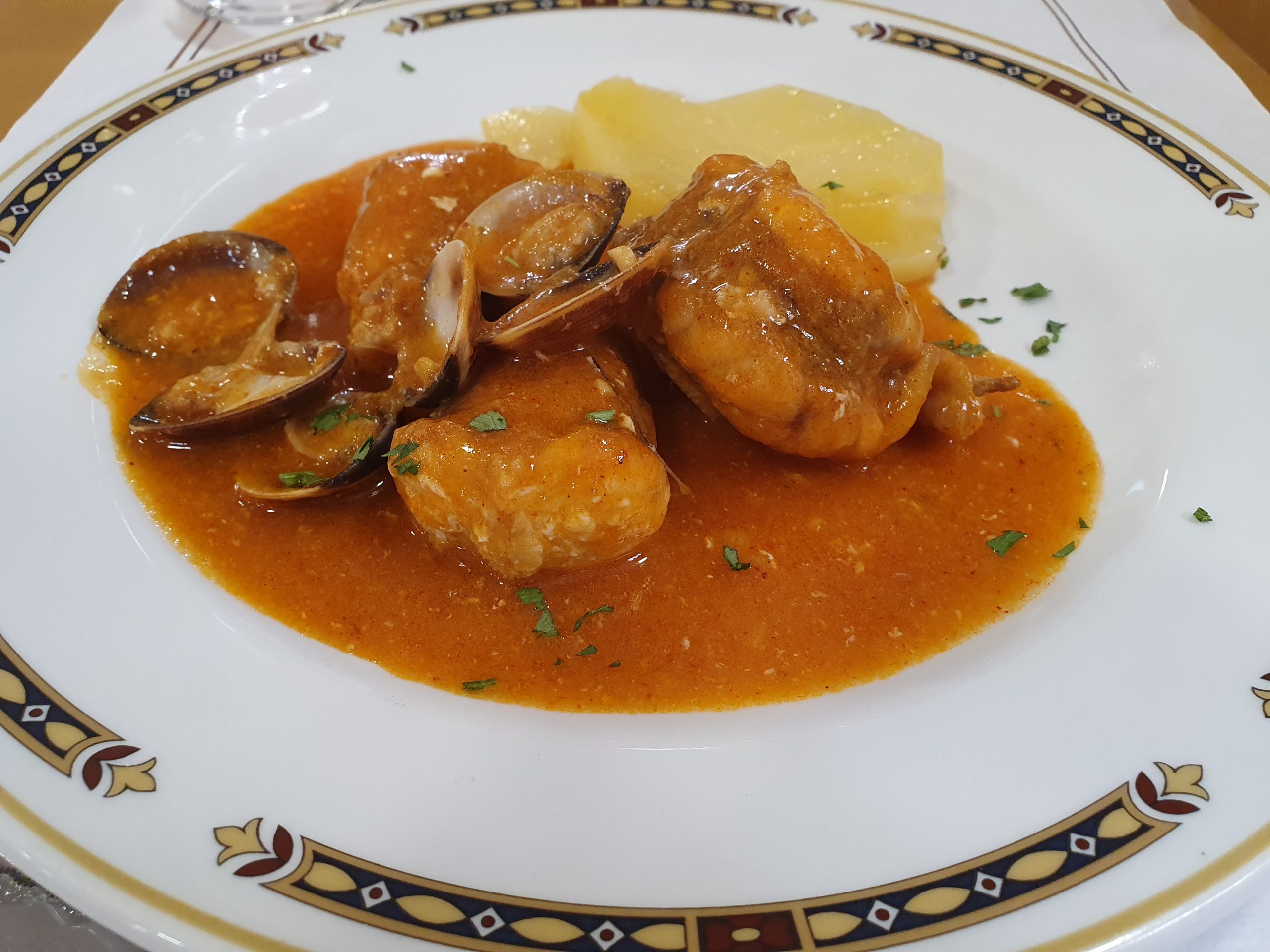Rape en salsa de cangrejo rojo con almejas