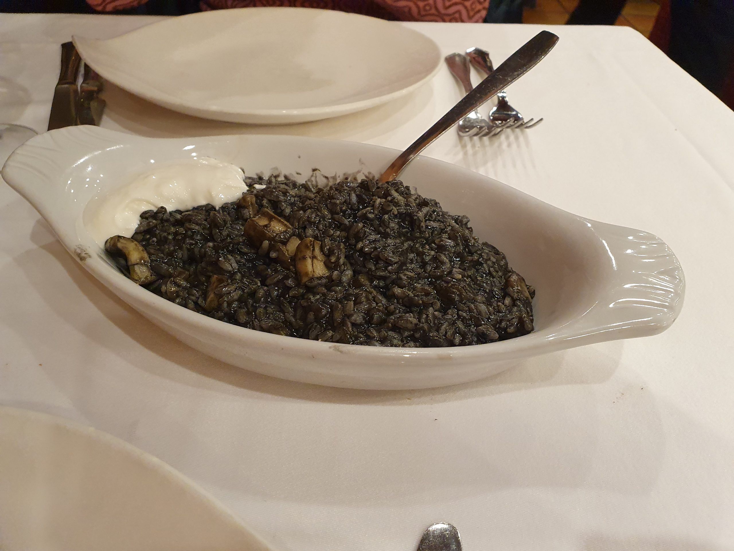 Arroz meloso de calamarcitos en tinta negra y ali oli