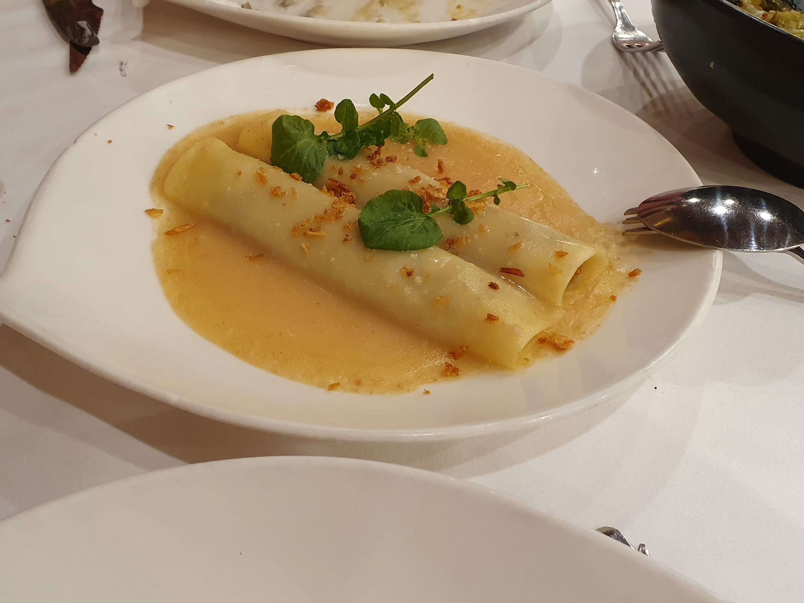 Canelones de berenjenas asadas con crema ahumada de bacon y cebolla crunchy