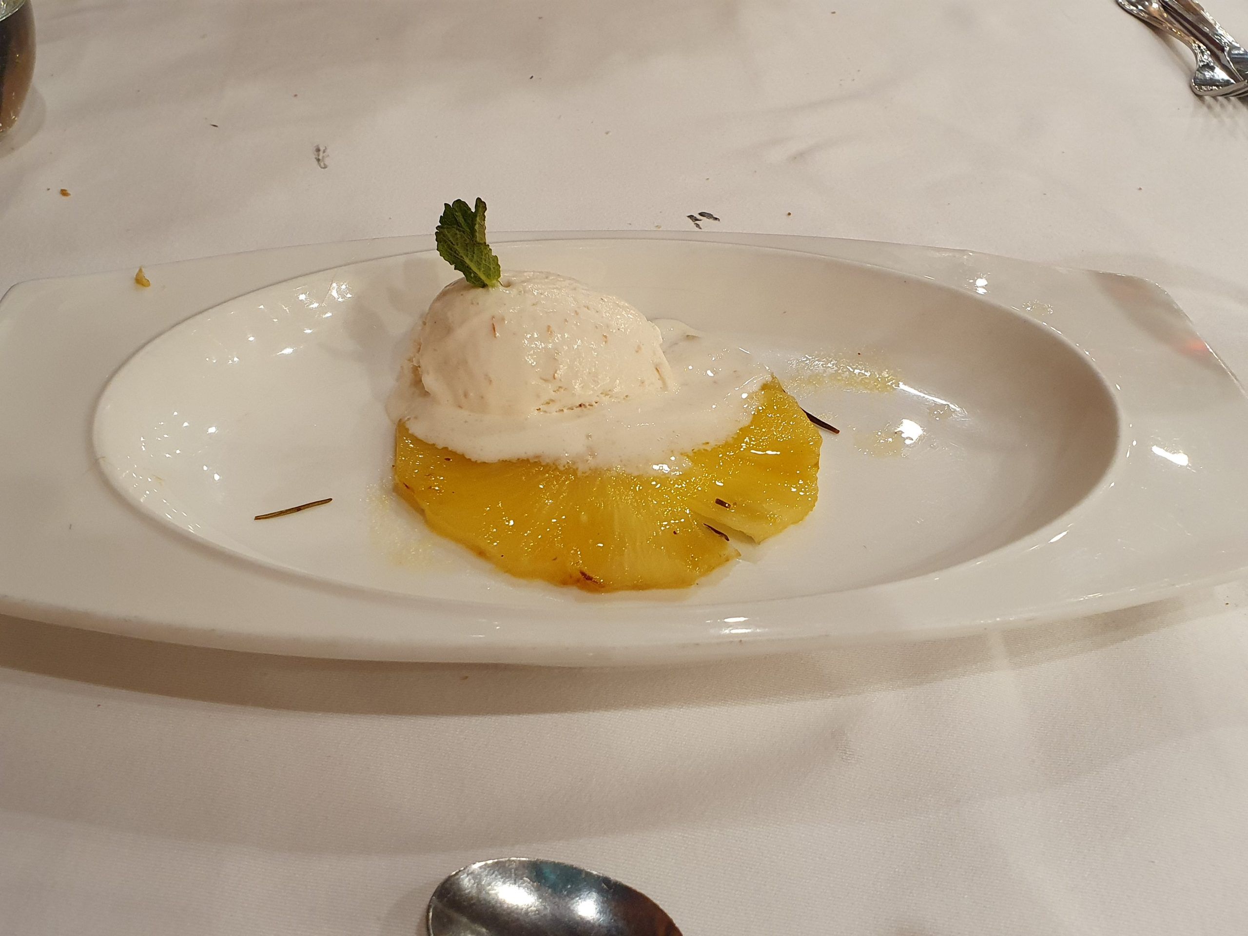 Piña natural asada al aroma de romero con helado de requesón