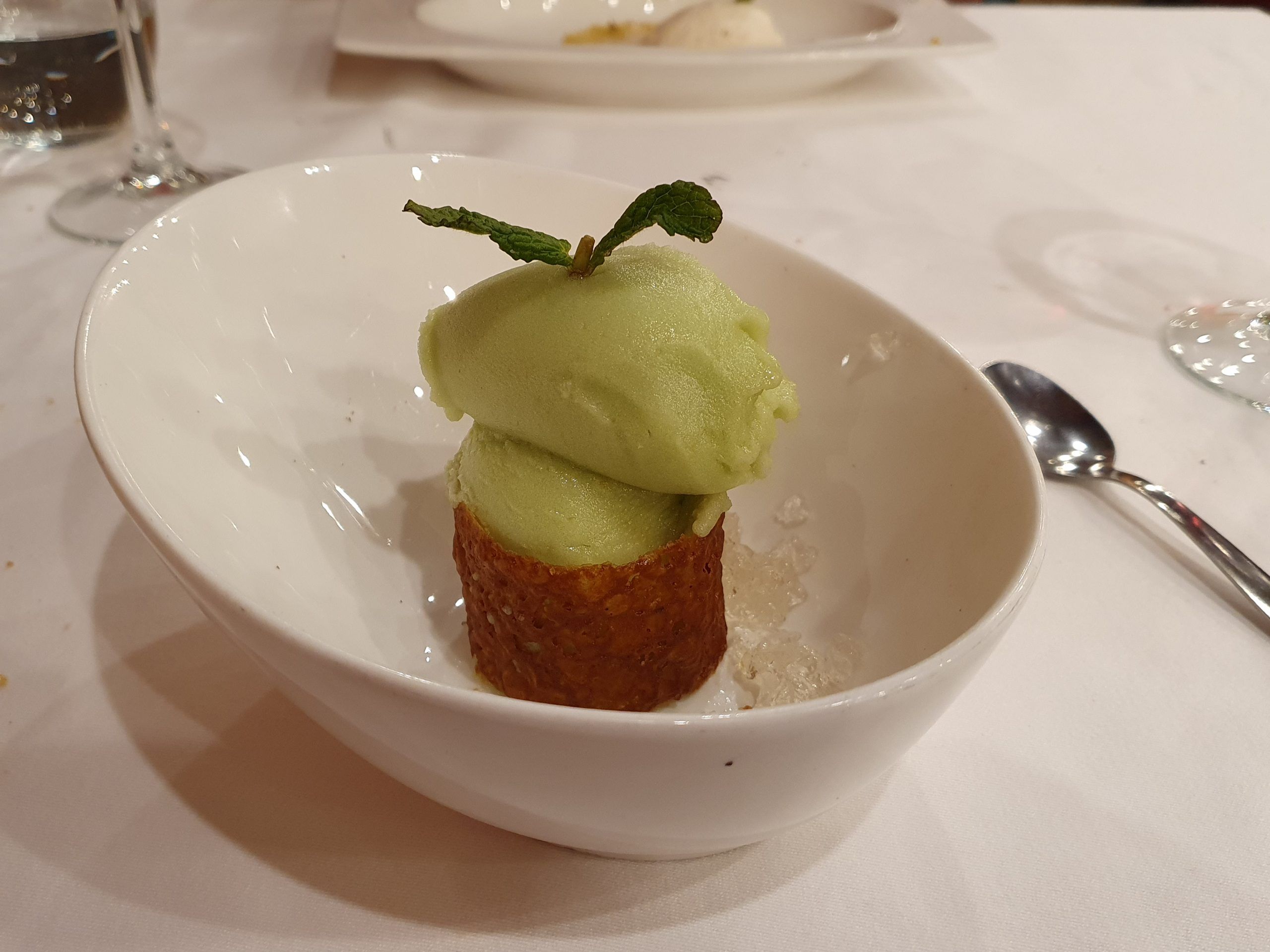 Sorbete de manzanas naturales en rulo crujiente de miel  y gelatina de cava