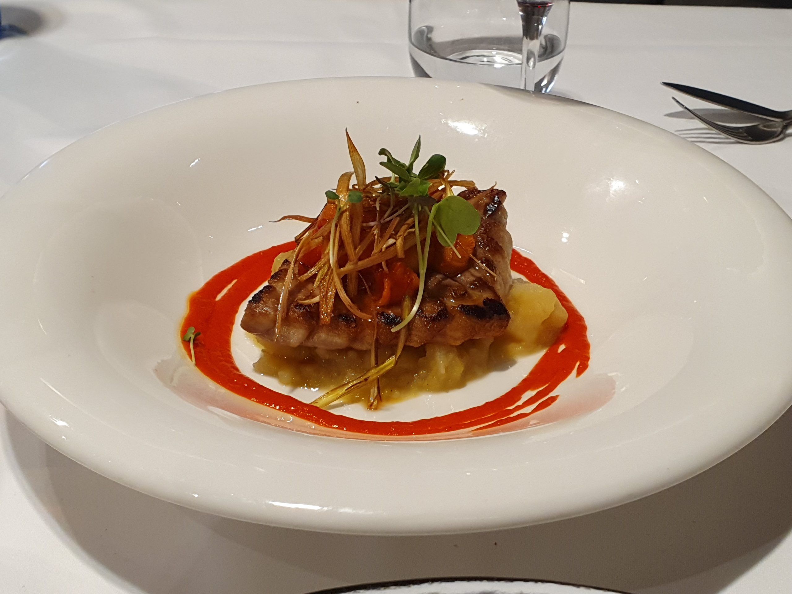 Ventresca de atún, purrusalda y pimiento asado
