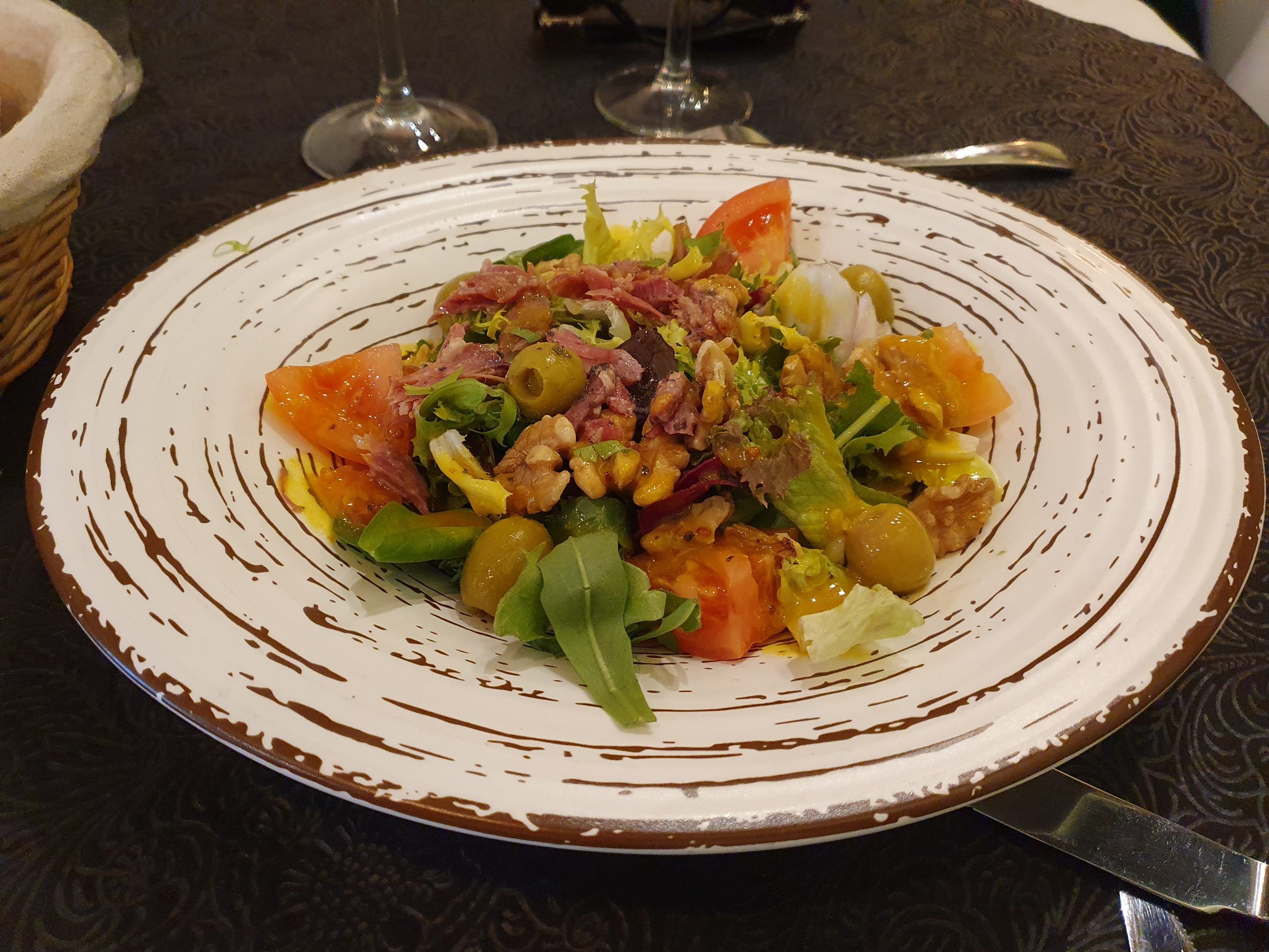 Ensalada de confit de pato desmigado con frutos secos y vinagreta de miel y mostaza