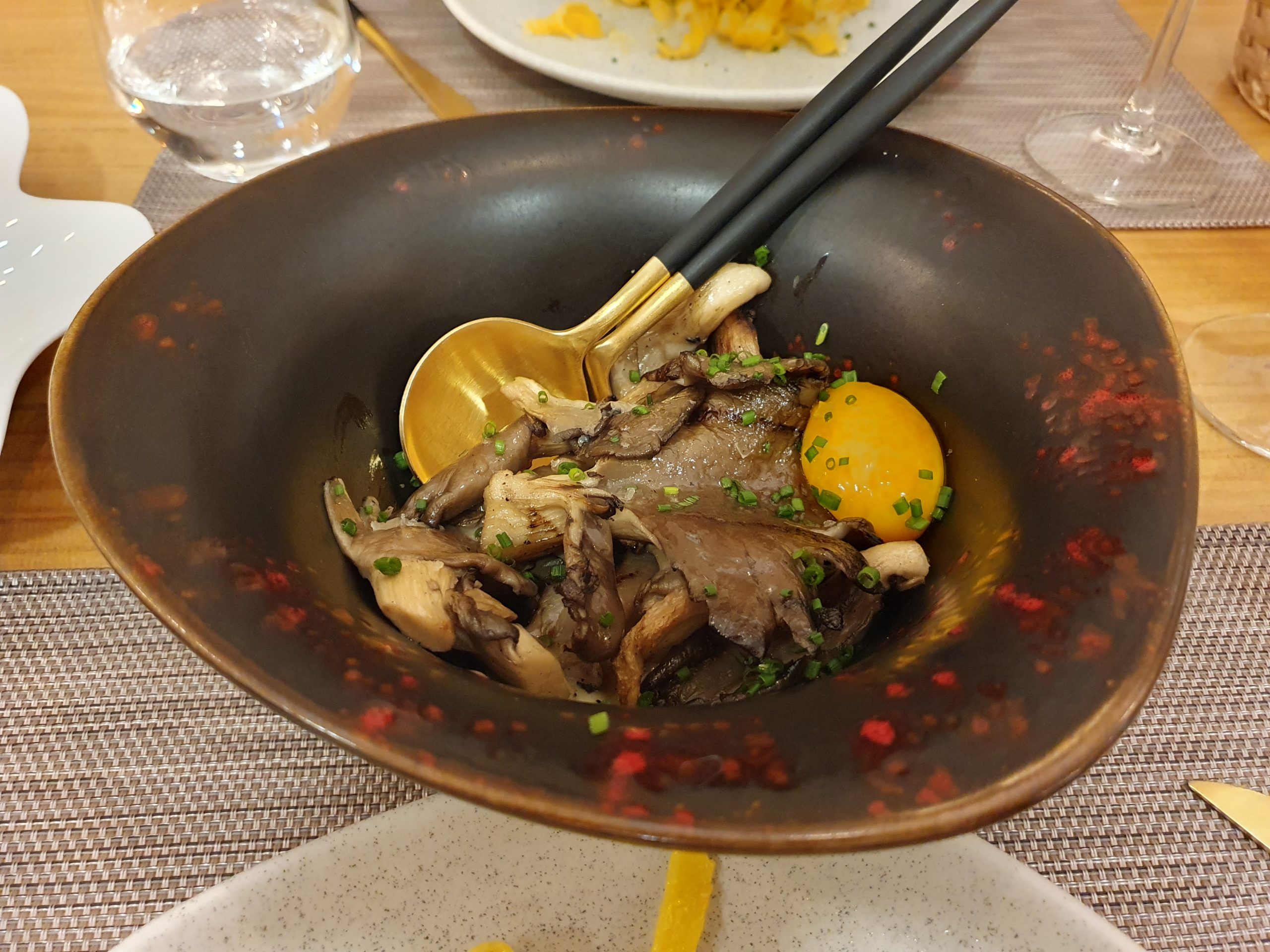 Setas de cardo a la brasa con parmentier de patata, mantequilla y trufa acompañado de yema de huevo