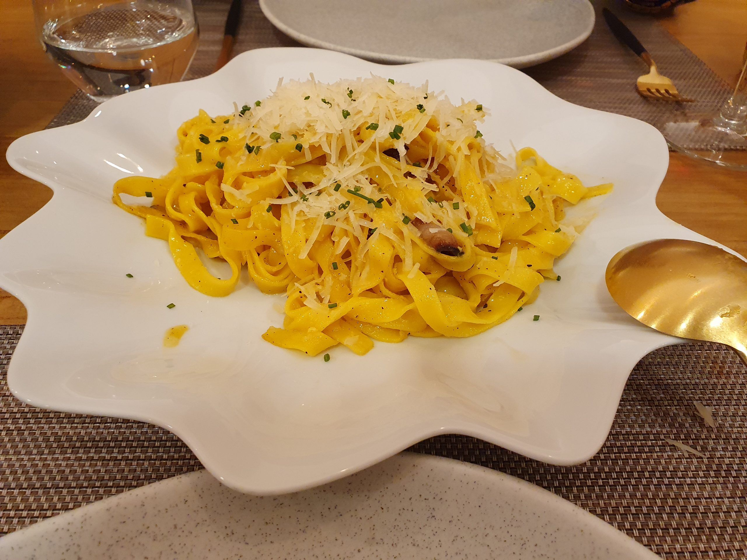 Tagliatelle a la carbonara tradicional con guanciale romano, parmesano y yema de huevo