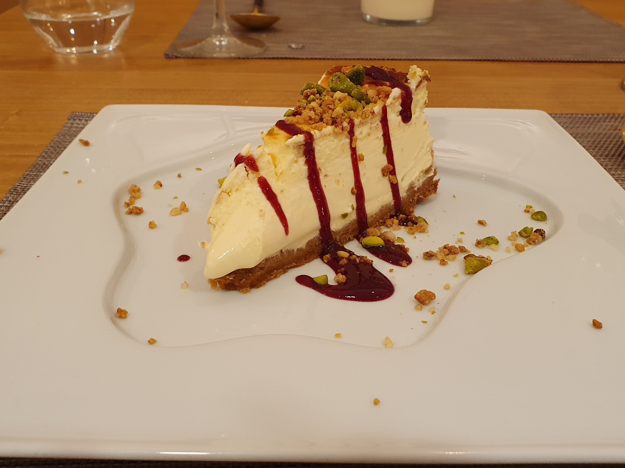 Tarta de queso cremosa con culis caseros de frutos del bosque y frutos secos
