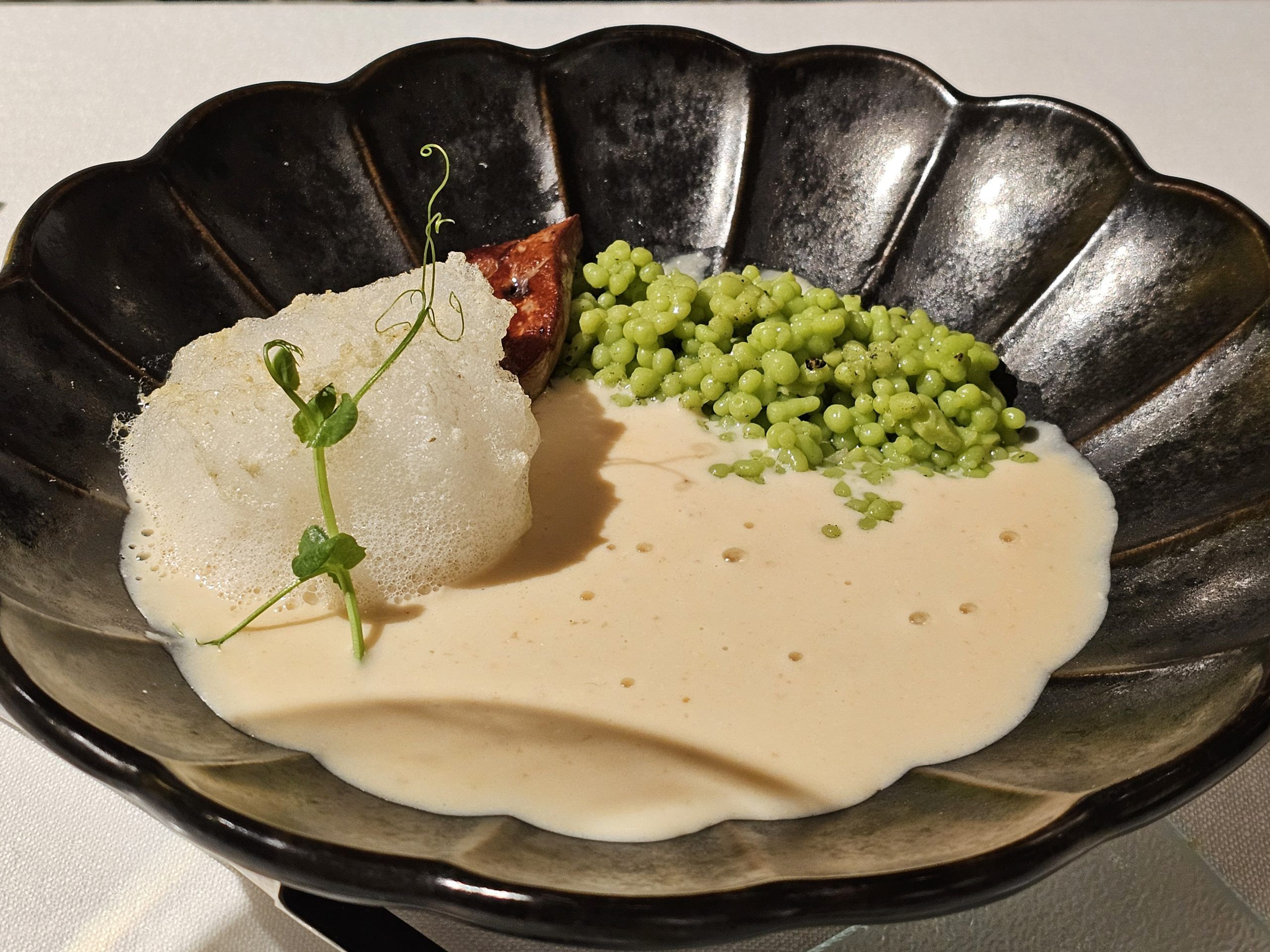 Parmentier de huevo, foie, aire de tomillo limón y falso guisante caviar