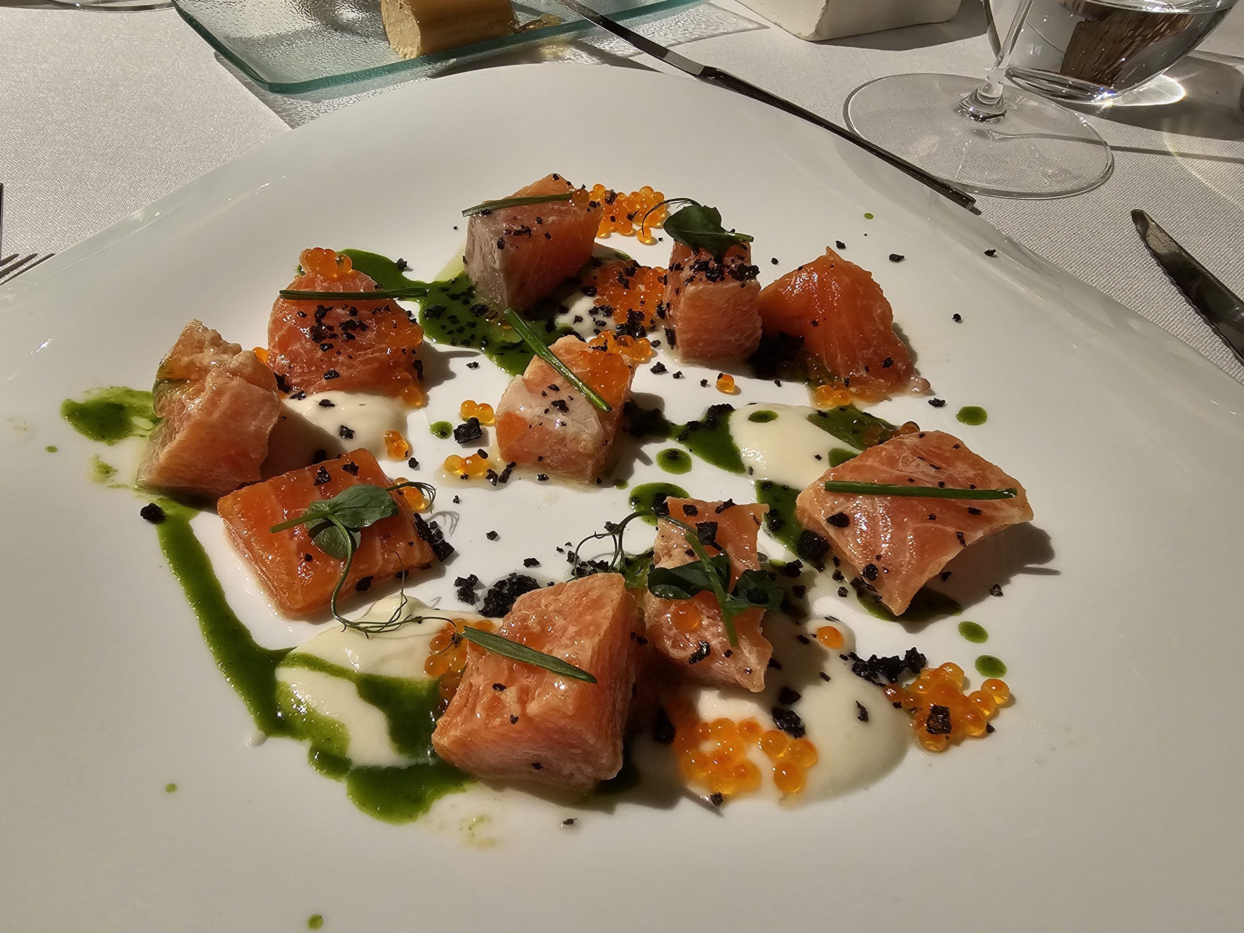 Trucha marinada,  Daicon, huevas y gapacho de albahaca