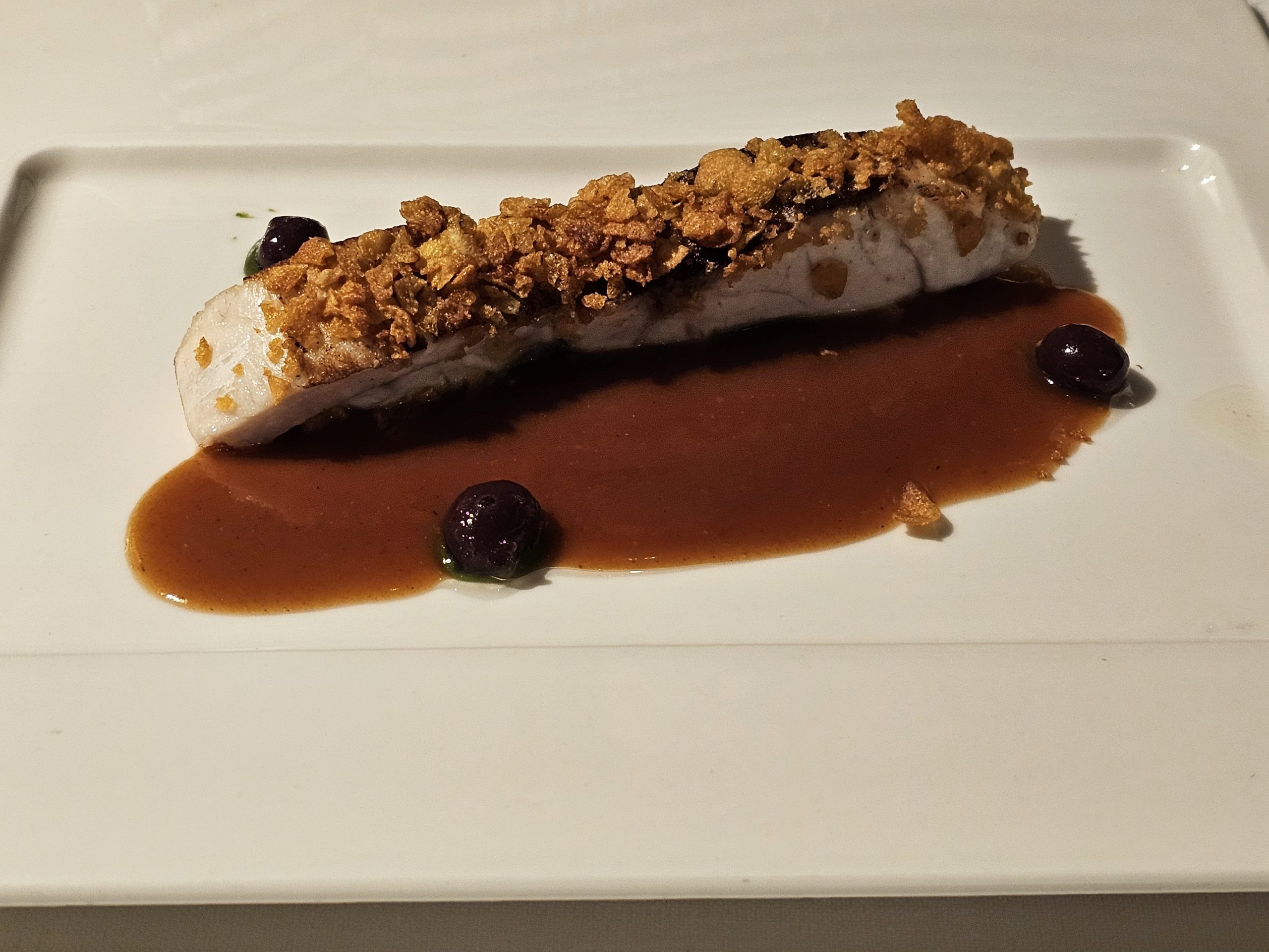 Corvina salvaje con salsa de cangrejo azul, kimchi y perlas  de aceituna negra de aragón