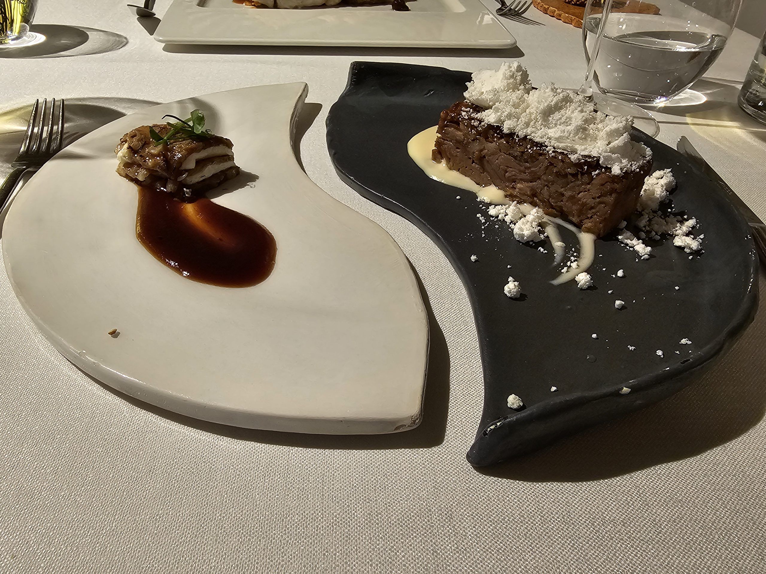 Costillar de ternasco a baja temperatura con nieve de yogur. Parmentier de leche de oveja y mil hoja