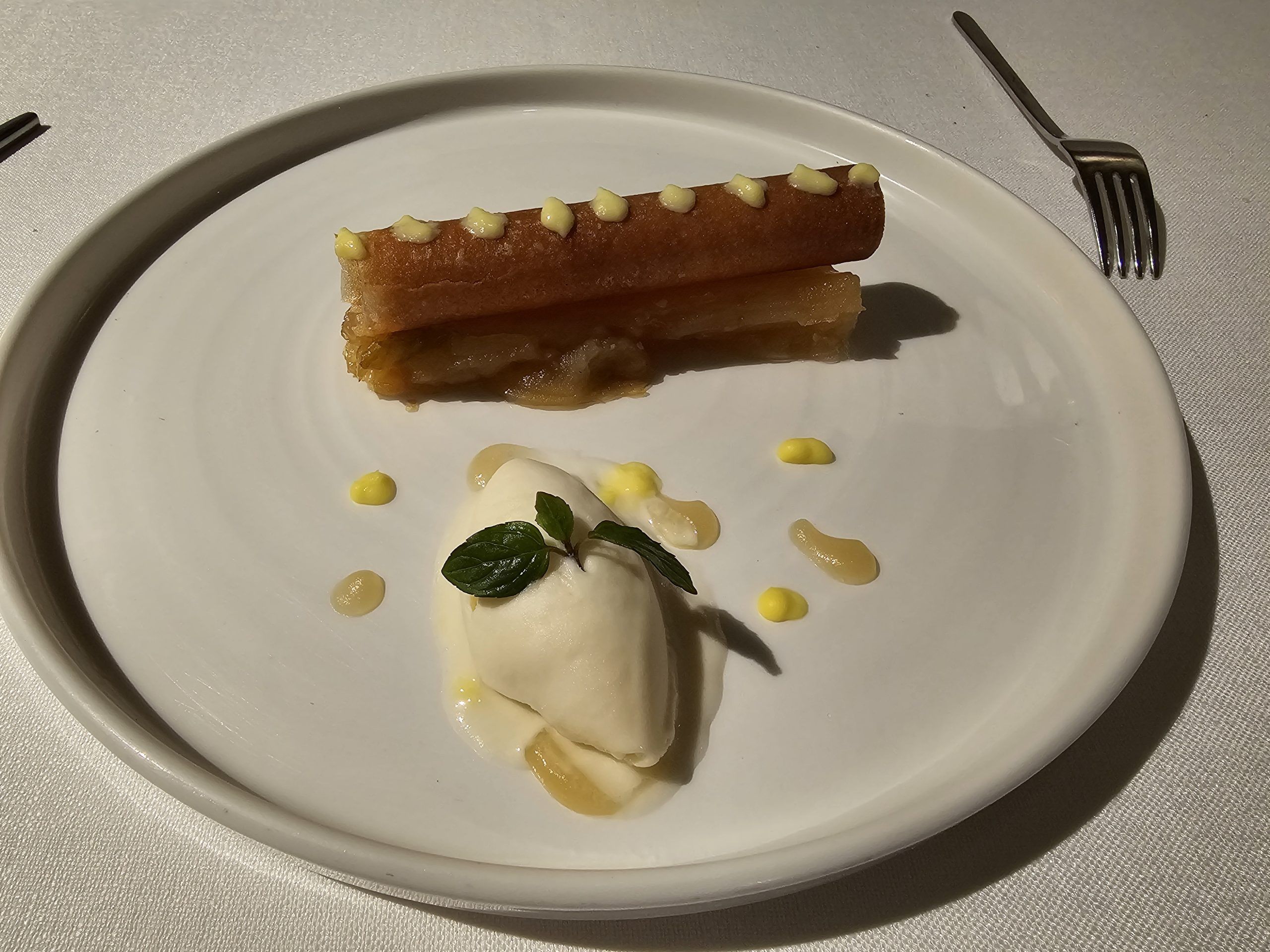 Canutillo relleno de manzana templada con helado de sidra